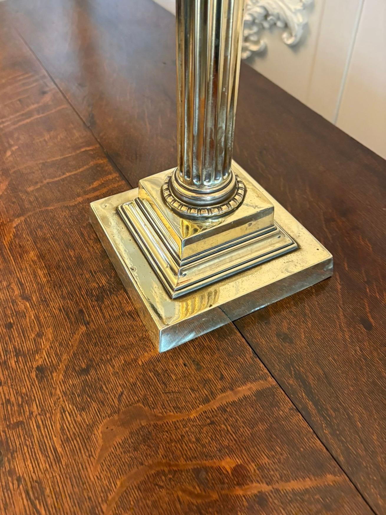 Antike viktorianische Preiselbeerglas-Öllampe auf korinthischer Säule aus Messing im Zustand „Gut“ im Angebot in Suffolk, GB