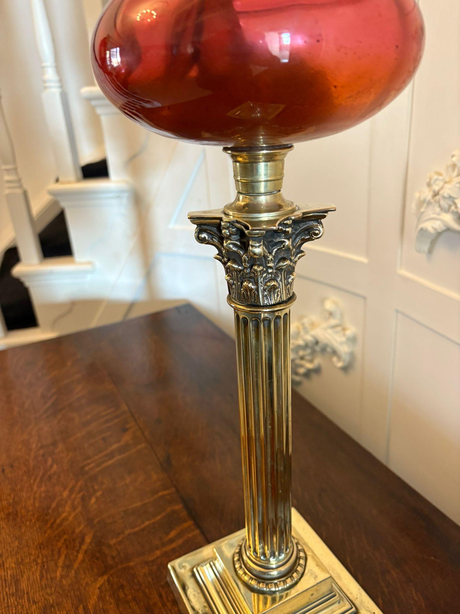 Antike viktorianische Preiselbeerglas-Öllampe auf korinthischer Säule aus Messing (19. Jahrhundert) im Angebot