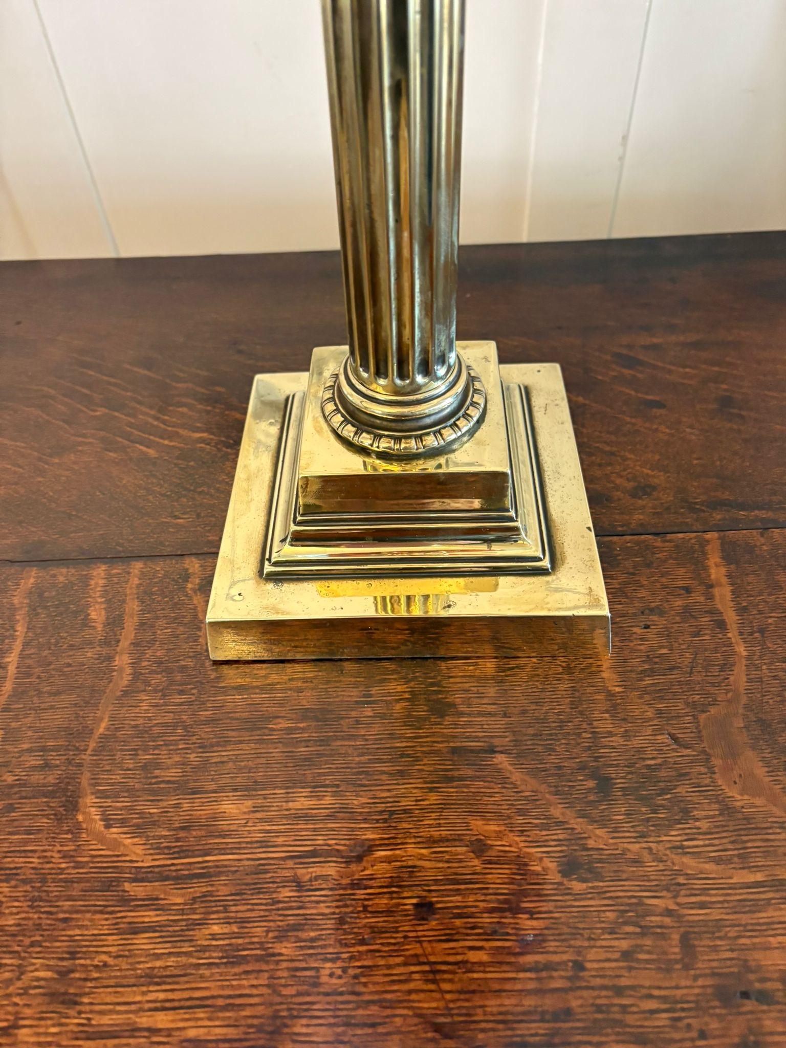 Antike viktorianische Preiselbeerglas-Öllampe auf korinthischer Säule aus Messing im Angebot 1