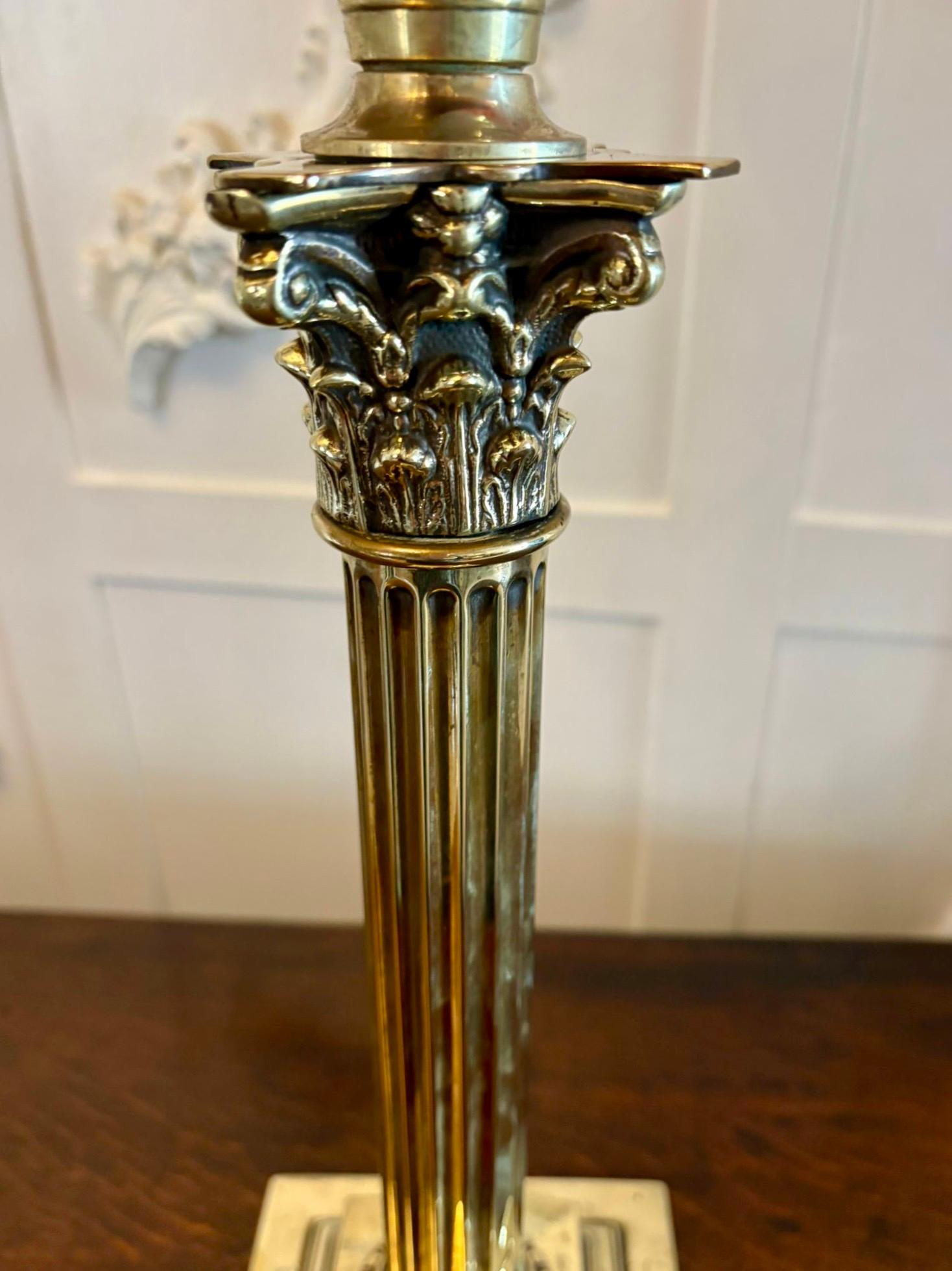 Antike viktorianische Preiselbeerglas-Öllampe auf korinthischer Säule aus Messing im Angebot 2