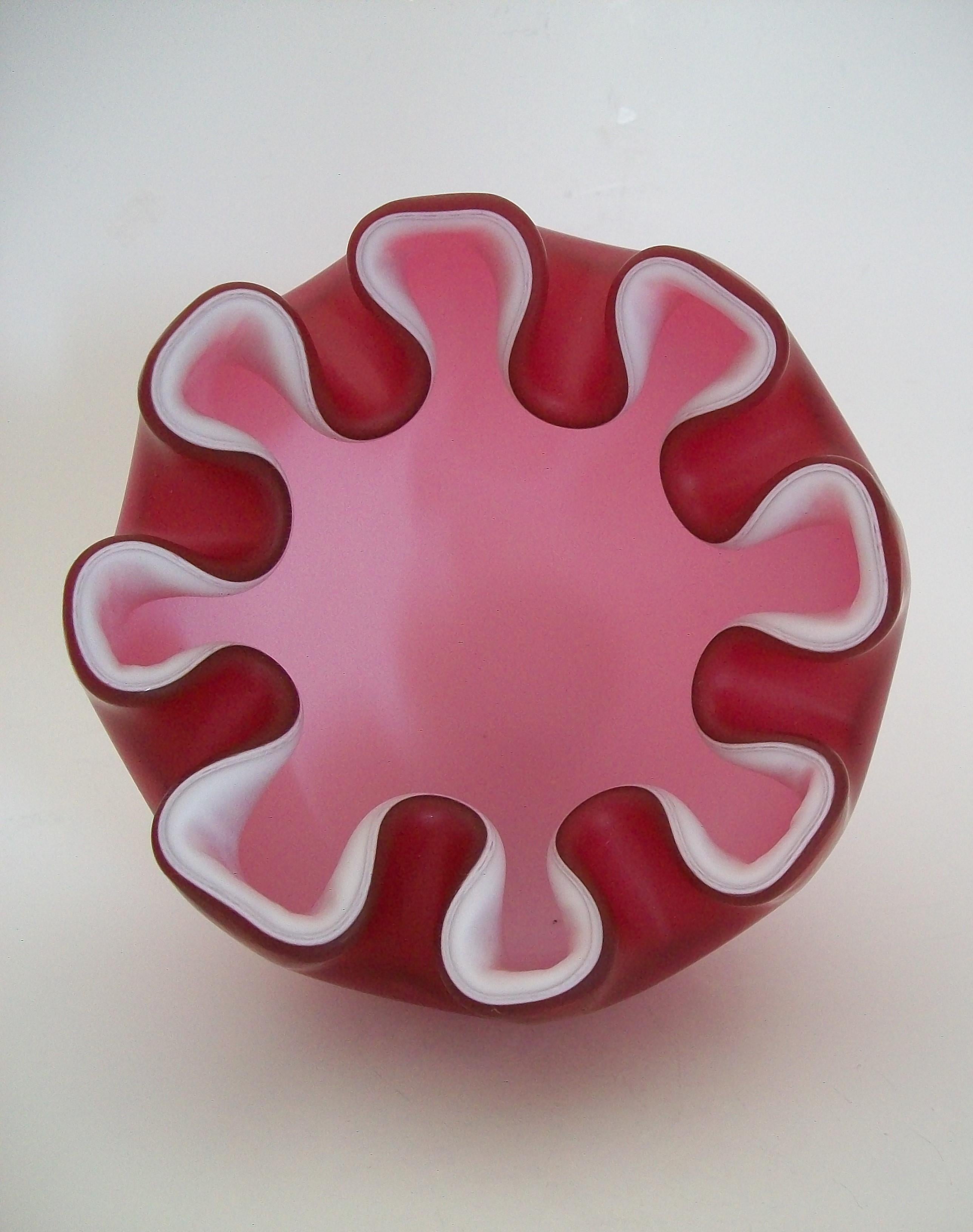 Antique Victorian Cranberry & White Satin Glass Rose Bowl - U.S.A. - Circa 1900 In Good Condition For Sale In Chatham, ON