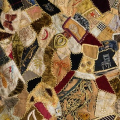 Courtepointe victorienne ancienne de style « crazy quilt », courtepointe en patchwork de soie et de velours brodée à la main