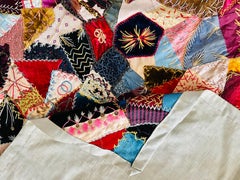 Crazy quilt victorien ancien en velours de soie et soies brodées, vers les années 1880