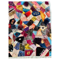 Crazy quilt victorien ancien en velours de soie et soies brodées, vers les années 1880