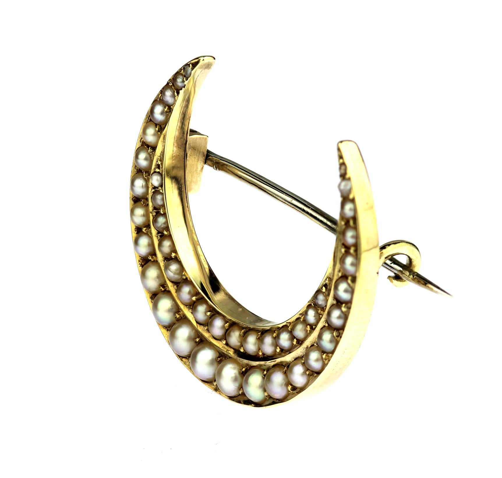 Antique Victorian Crescent Moon Brooch with Natural Pearls in 15 Karat Gold In Good Condition In London, GB