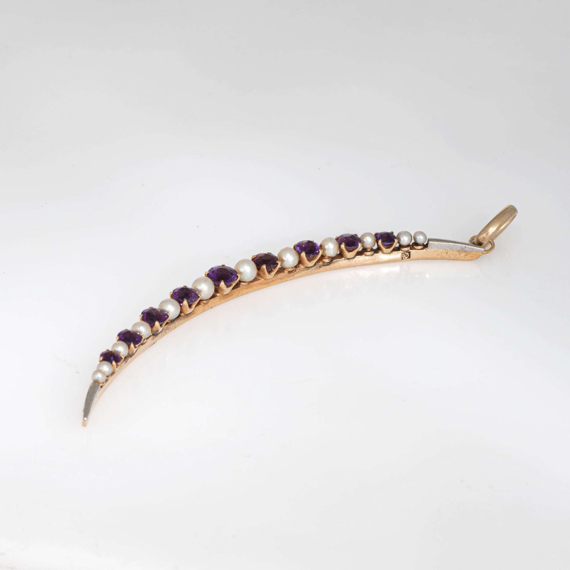 Elegante pendente antico vittoriano a forma di mezzaluna con ametista e perla, realizzato in oro giallo 14 carati (1880-1900 circa)
Le ametiste e le perle hanno dimensioni variabili da 1,5 a 3,5 mm. 

Incastonate in un classico motivo a mezzaluna,