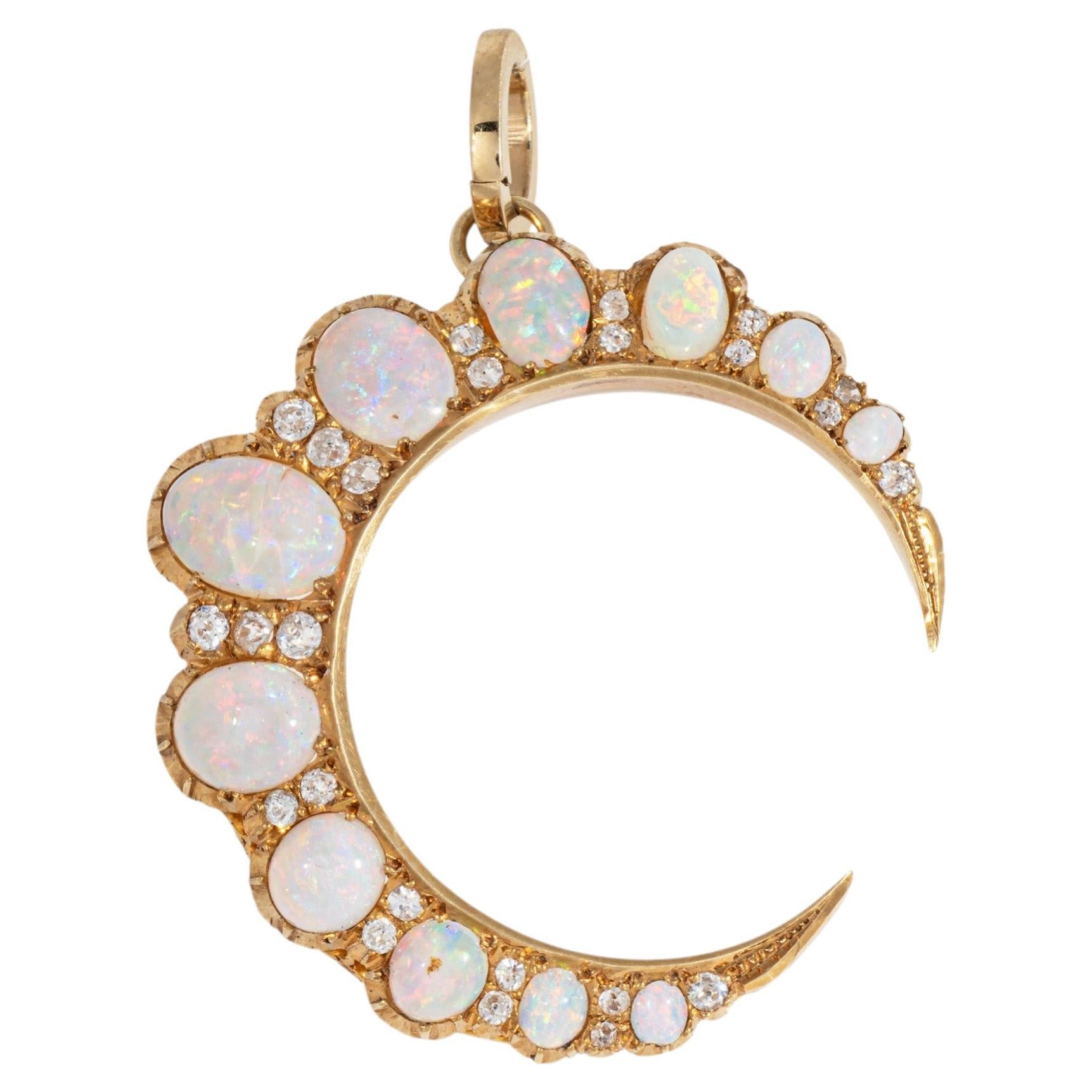 Antico ciondolo vittoriano della mezzaluna Opale Diamante 15 Oro Gioielli Celestiali in vendita