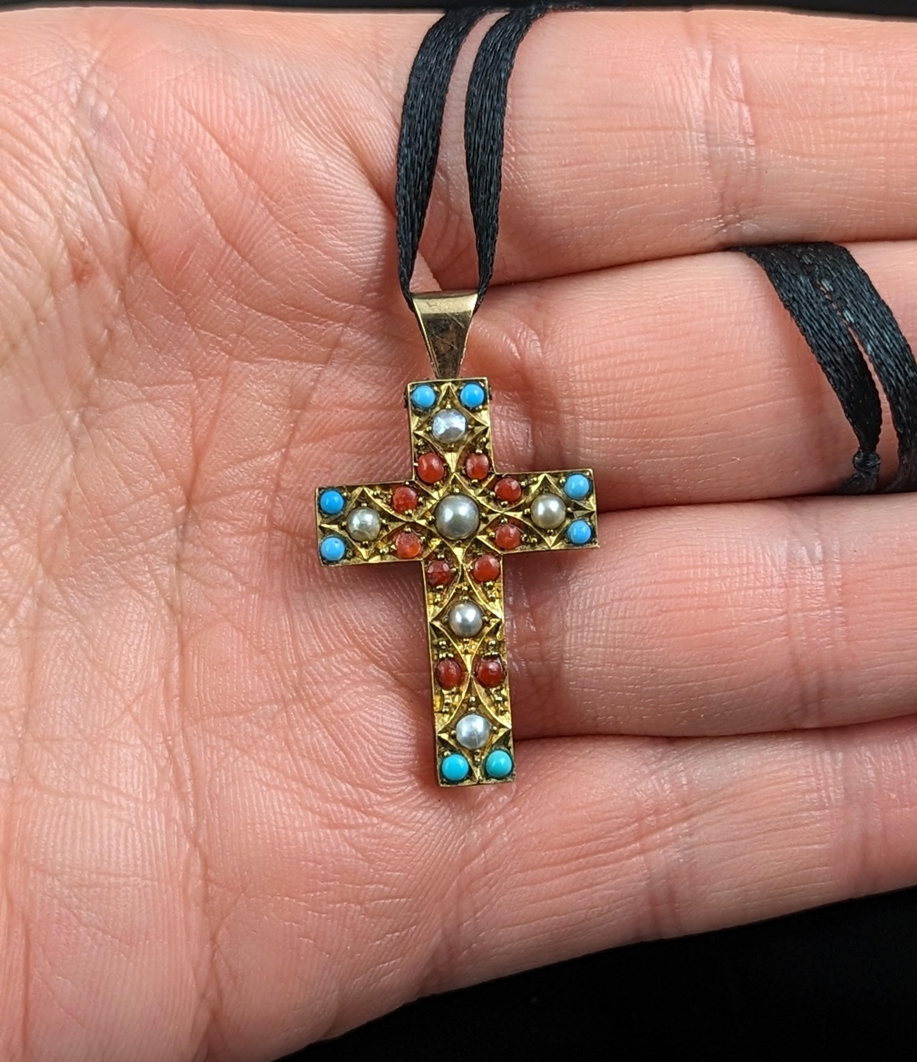 Broche pendentif croix victorienne ancienne, perle et pâte, or 9 carats  Pour femmes en vente