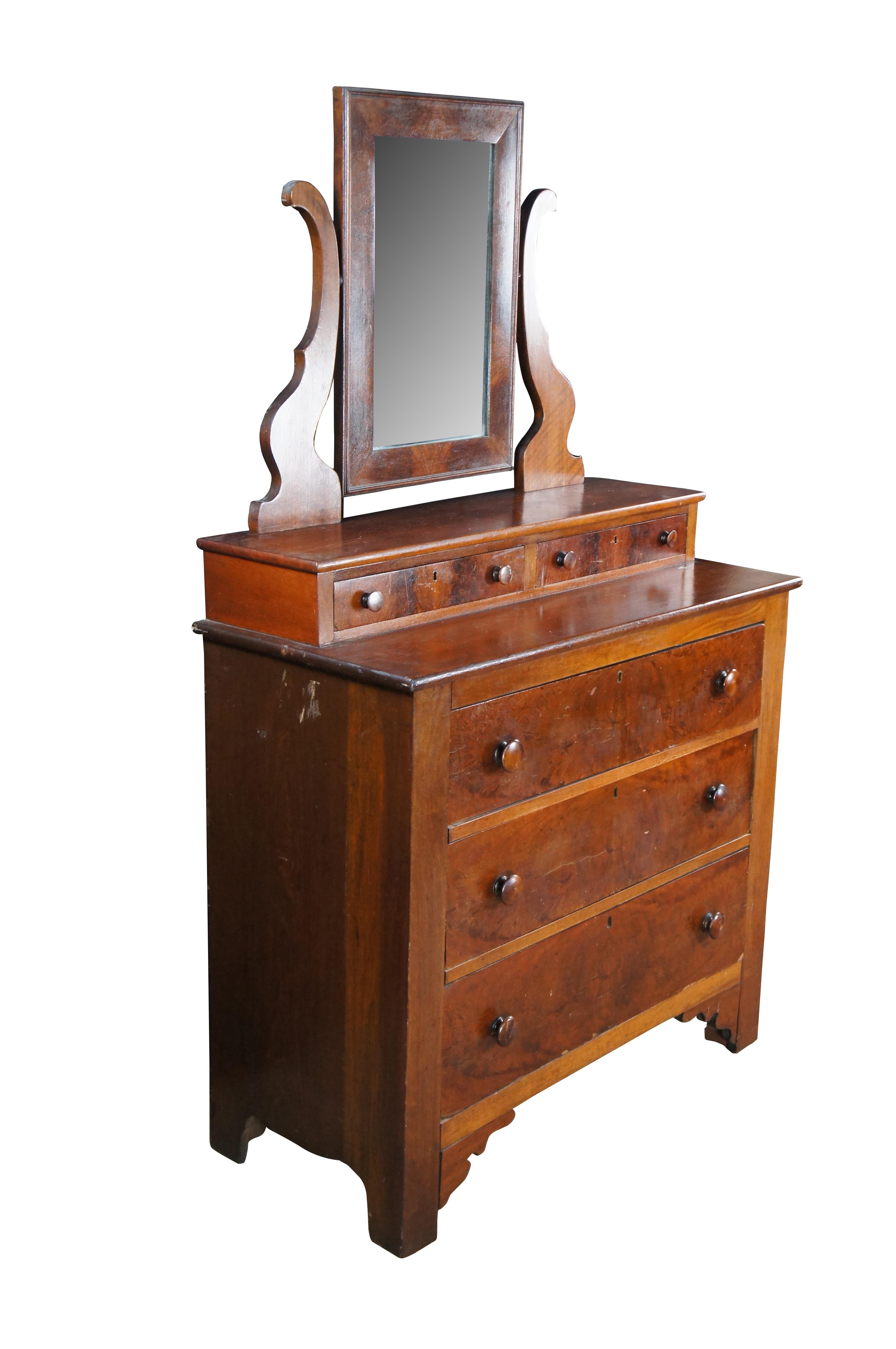 Antike viktorianische Ära Stepback Dresser & Spiegel, ca. 1870er Jahre.  Hergestellt aus Nussbaumholz mit Schubladenfronten aus furniertem Nussbaumholz im Schritt. Mit einem schwenkbaren Spiegel über zwei Handschuhfächern und einem Gehäuse mit drei