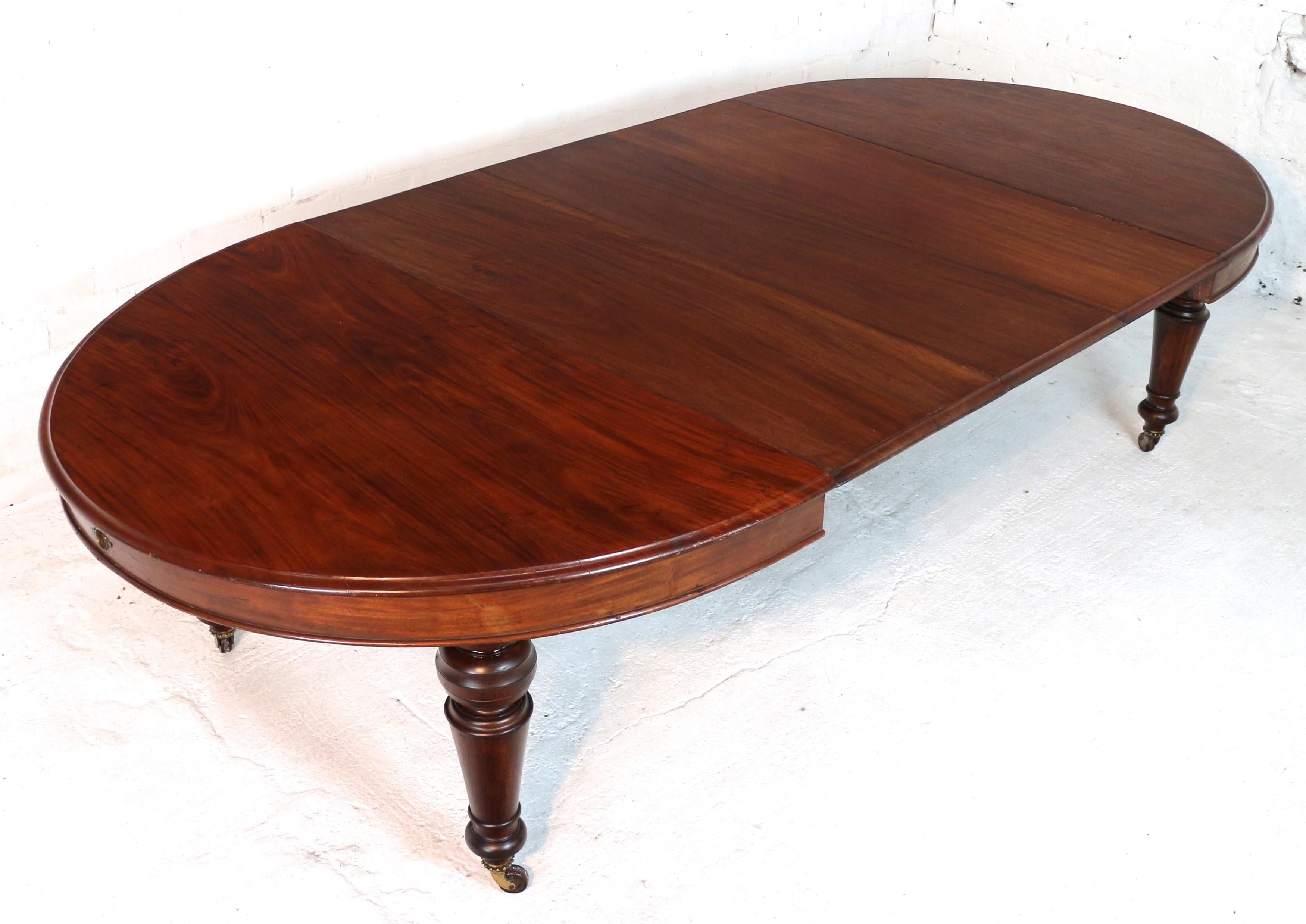 Antique Victorian Cuban Mahogany Extending Dining Table & Three Leaves, Seats 12 In Good Condition For Sale In Glasgow, GB