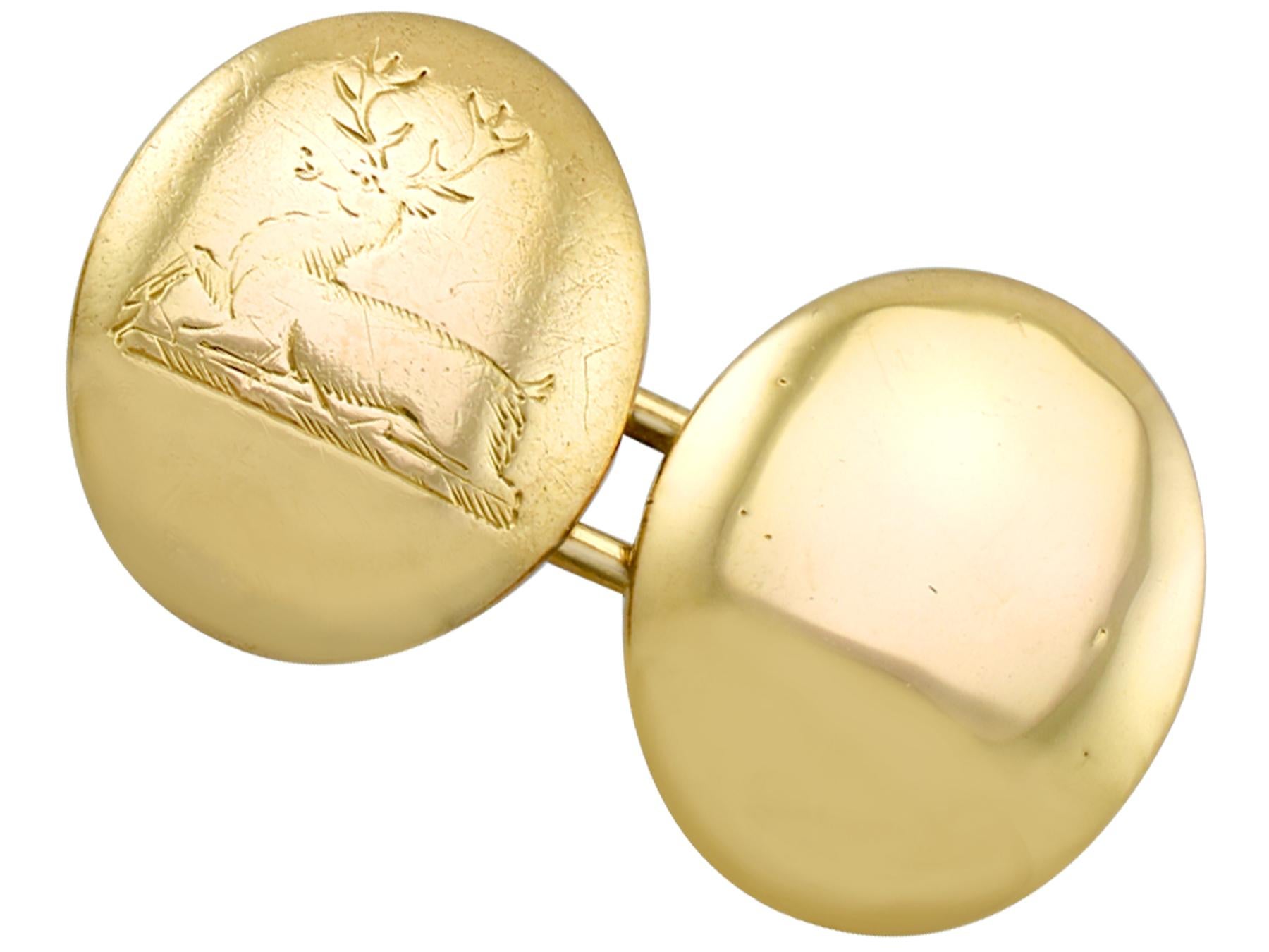 Une impressionnante paire de boutons de manchette victoriens anciens en or jaune 15 carats avec des écussons gravés ; faisant partie de nos diverses collections de bijoux anciens et de bijoux de succession.

Ces boutons de manchette en or antique,