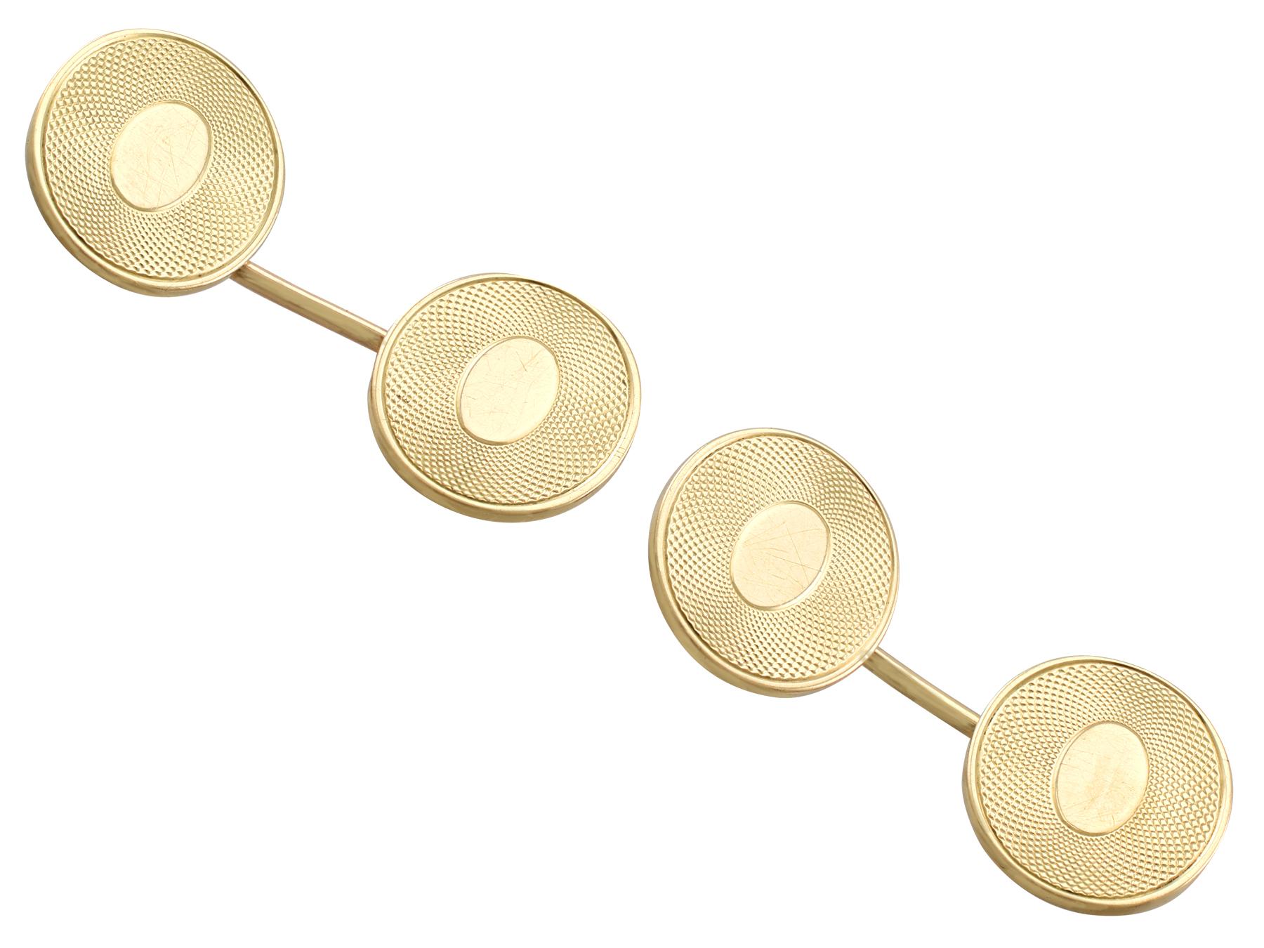 Une paire impressionnante de boutons de manchette pour homme, en or jaune 15 carats, tournés à la machine, de style victorien ; une partie de nos diverses collections de bijoux anciens et de bijoux de succession.

Ces boutons de manchette victoriens