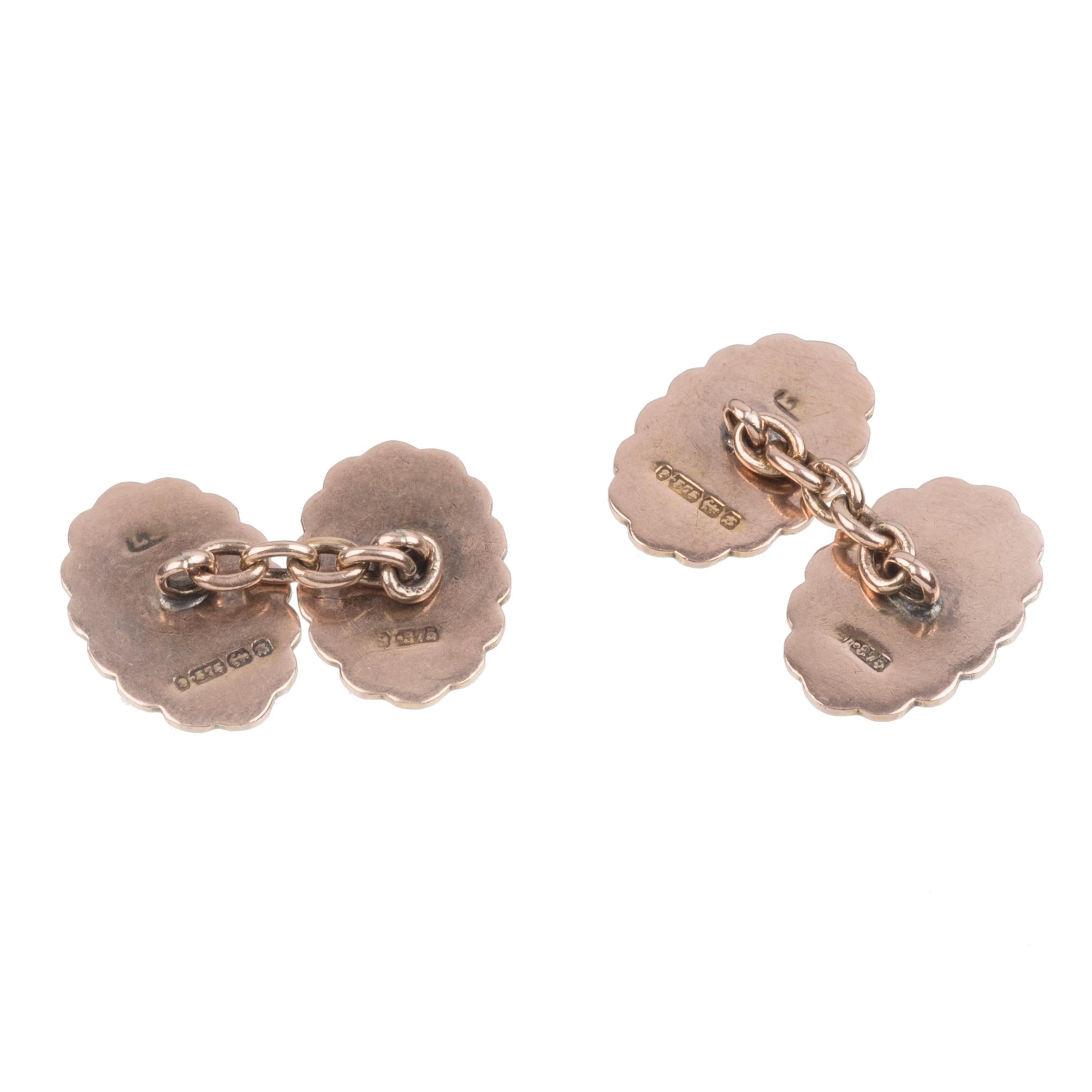 The fine Victorian cufflinks were made out of 9 karat rose gold in the last quarter of the 19th century. Four oval links with wavy edges asre finely engraved with a forget me not amidst leaves and foliage each. They are impressed with full British