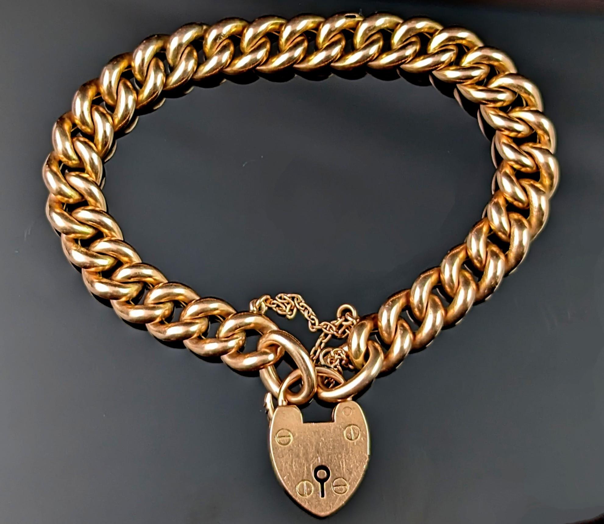 Mit einem antiken, spätviktorianischen Armband aus 9 Karat Gold wie diesem kann man nichts falsch machen.

Kräftige, goldfarbene Glieder mit polierter Oberfläche, die mühelos vom Tag zum Abend getragen werden können.

Das Gold hat sowohl gelbe als
