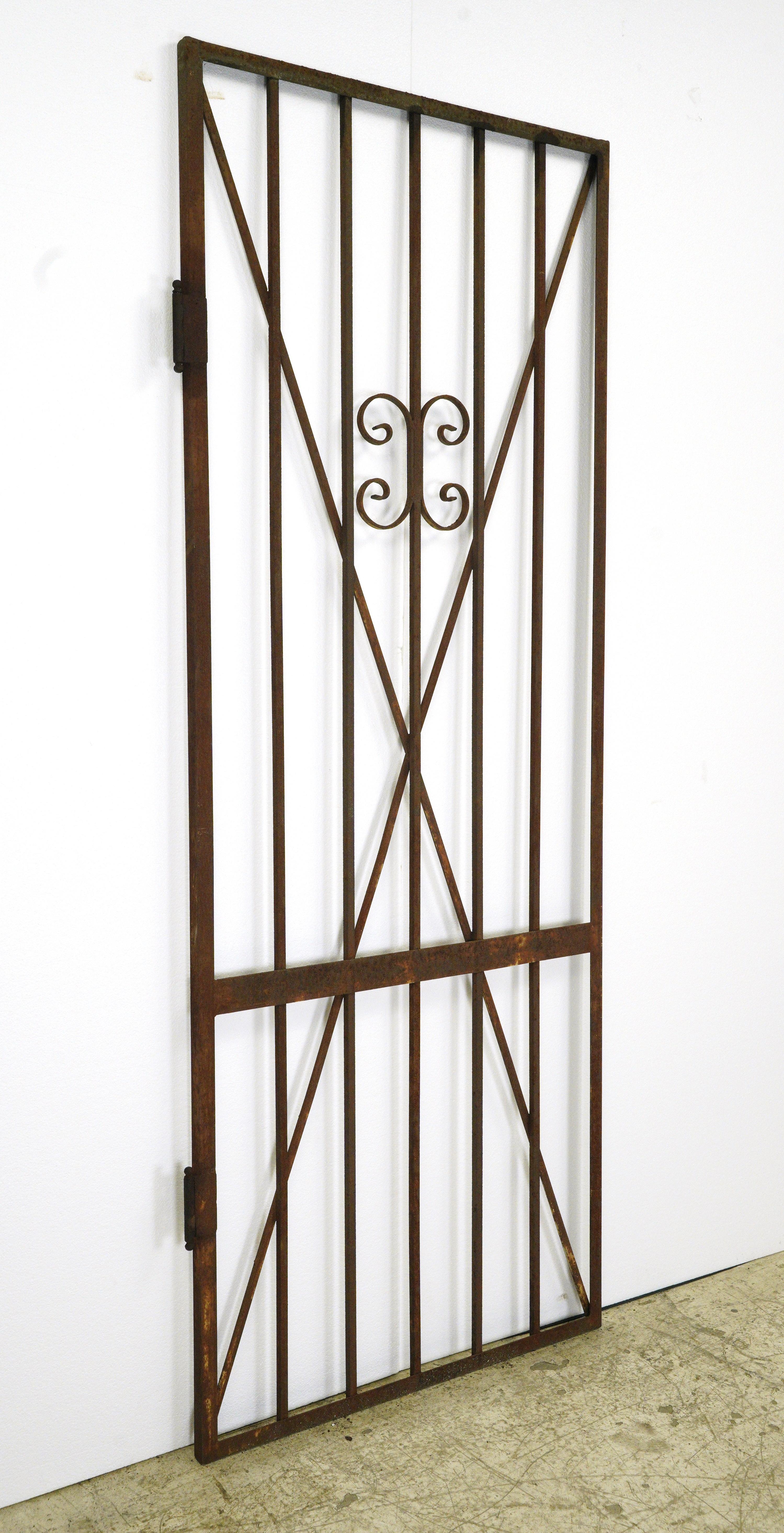 Américain Antique Victorian Curled Wrought Iron 78 in. Portail en vente