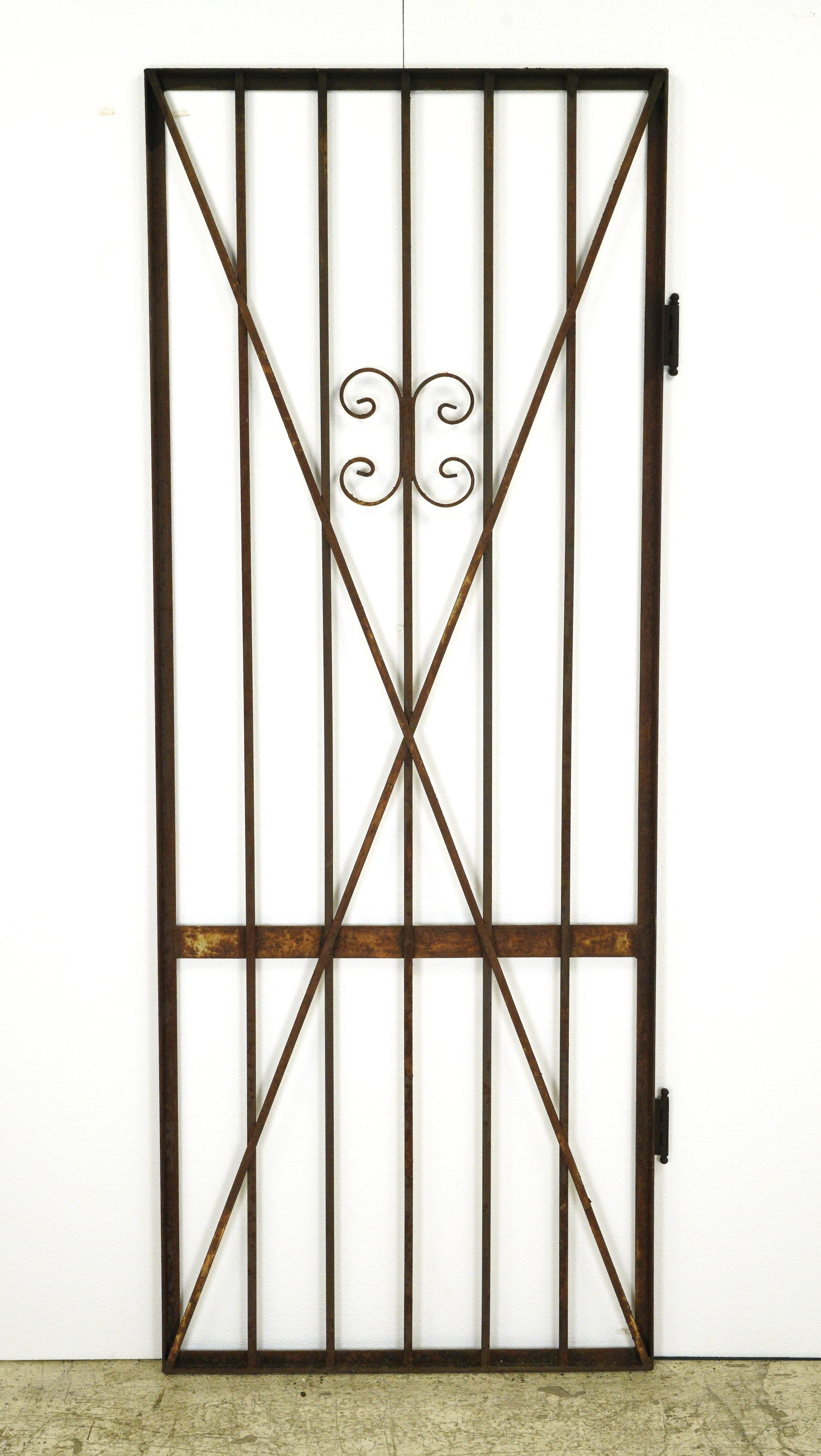 20ième siècle Antique Victorian Curled Wrought Iron 78 in. Portail en vente