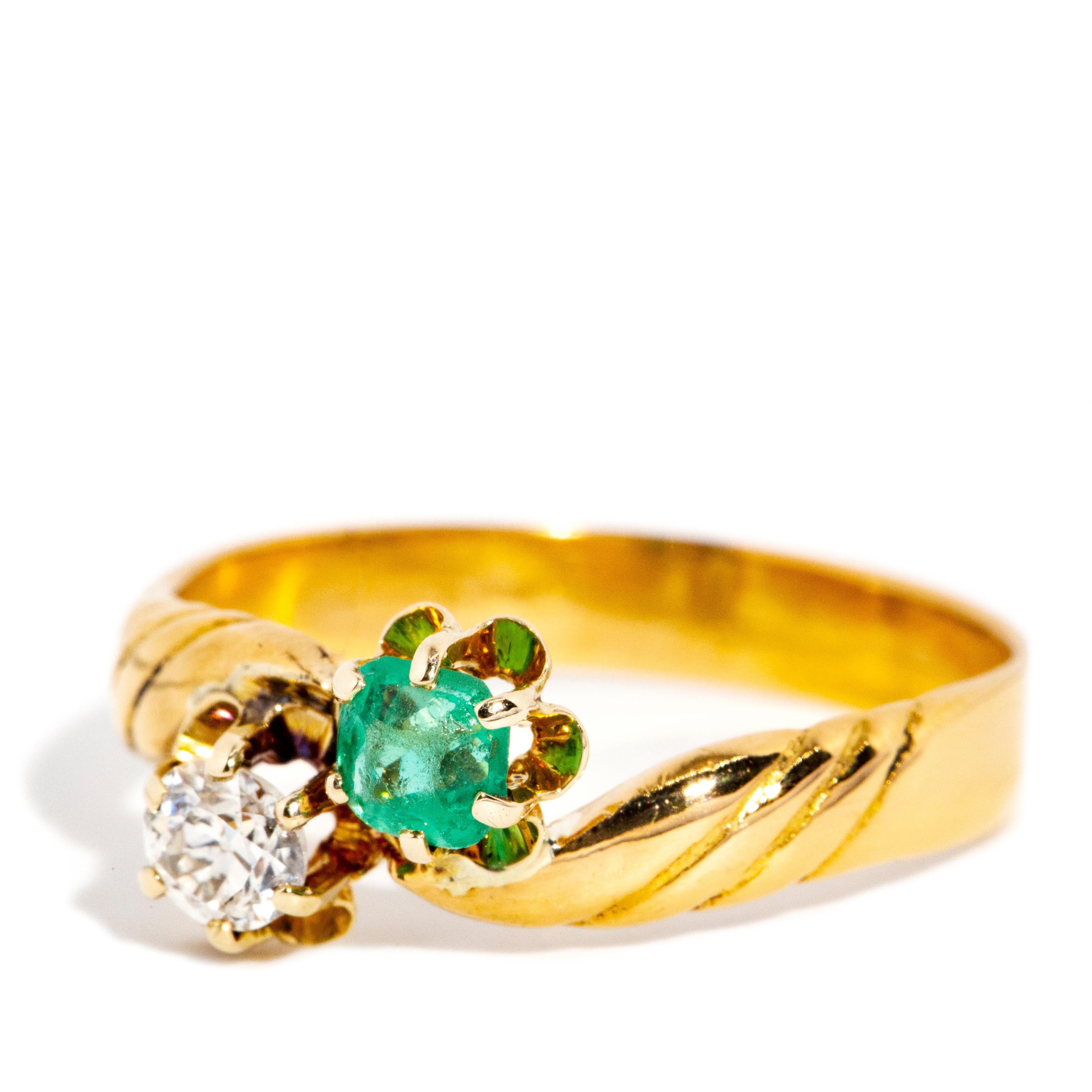 Antike viktorianische Cushion Cut Smaragd & Diamant Toi Et Moi Ring 22 Karat Gold (Viktorianisch) im Angebot