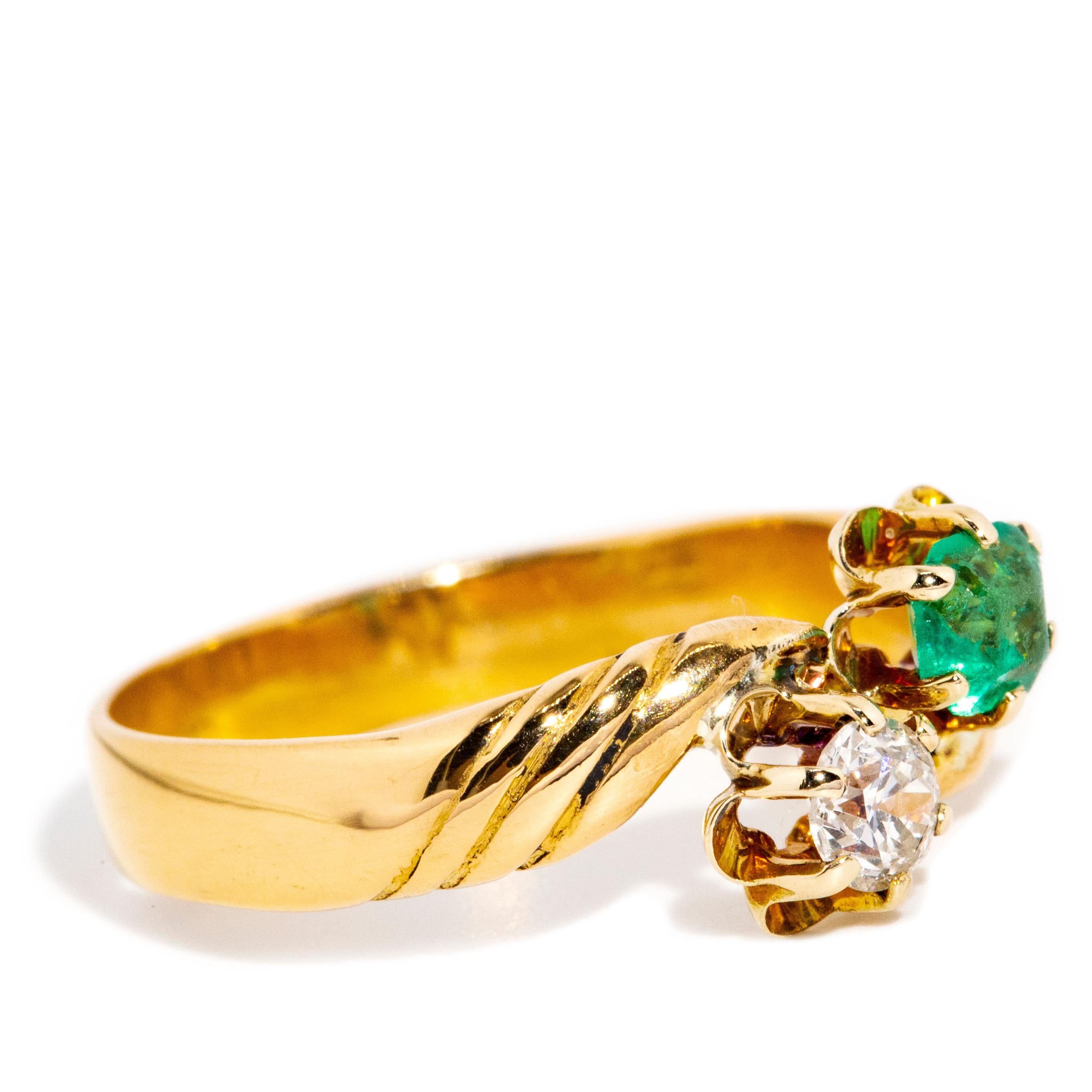 Antike viktorianische Cushion Cut Smaragd & Diamant Toi Et Moi Ring 22 Karat Gold (Kissenschliff) im Angebot