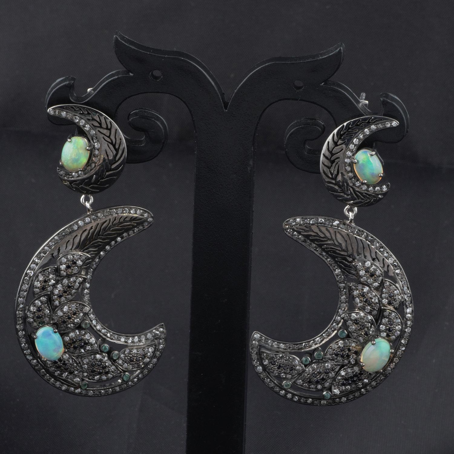 Boucles d'oreilles pendantes victoriennes anciennes en diamant, émeraude et opale d'Éthiopie