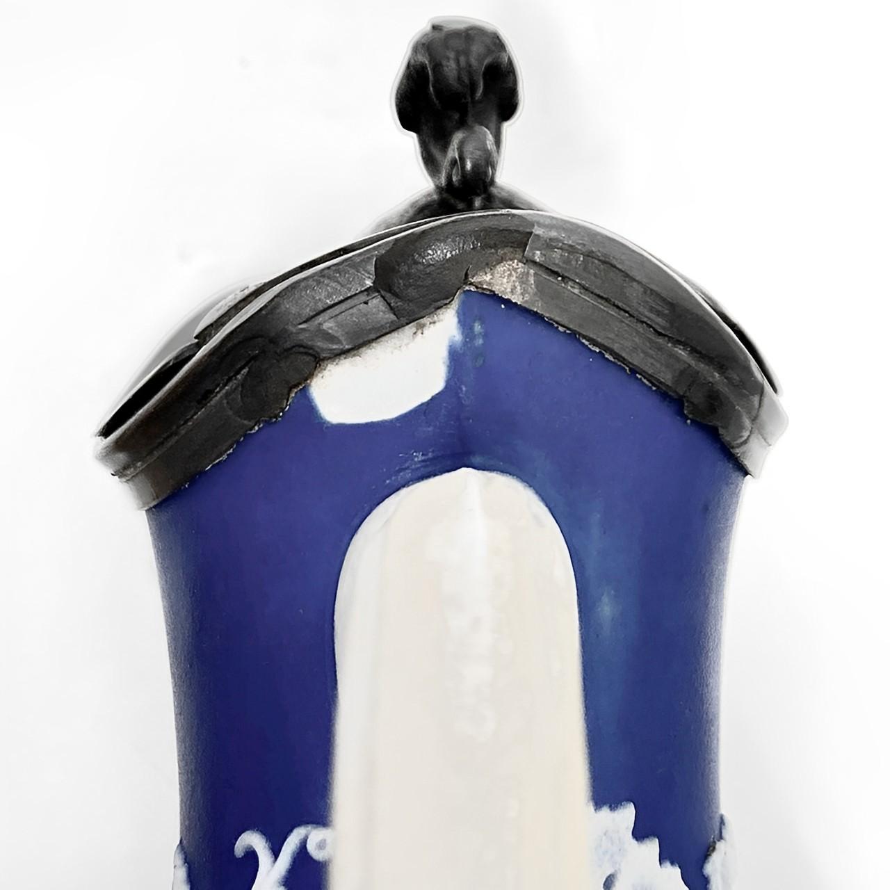 Antiker viktorianischer dunkel-kobaltblauer Jaspisgeschirr-Krug mit Zinn-Deckel im Angebot 4