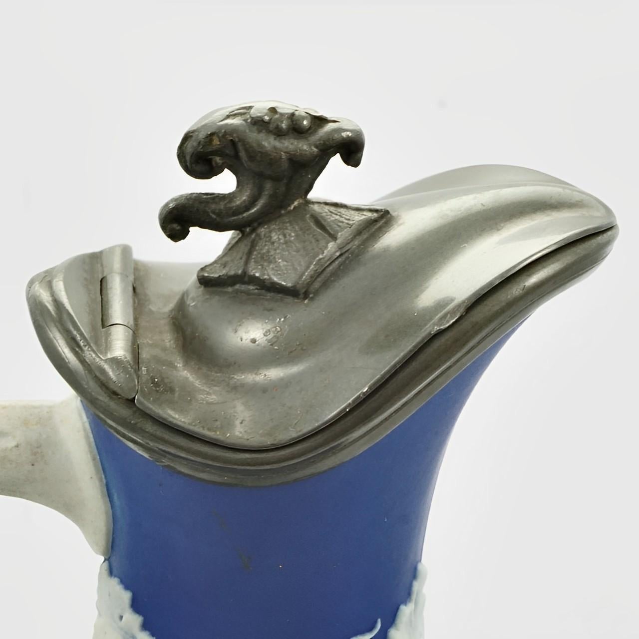 Antiker viktorianischer dunkel-kobaltblauer Jaspisgeschirr-Krug mit Zinn-Deckel (19. Jahrhundert) im Angebot