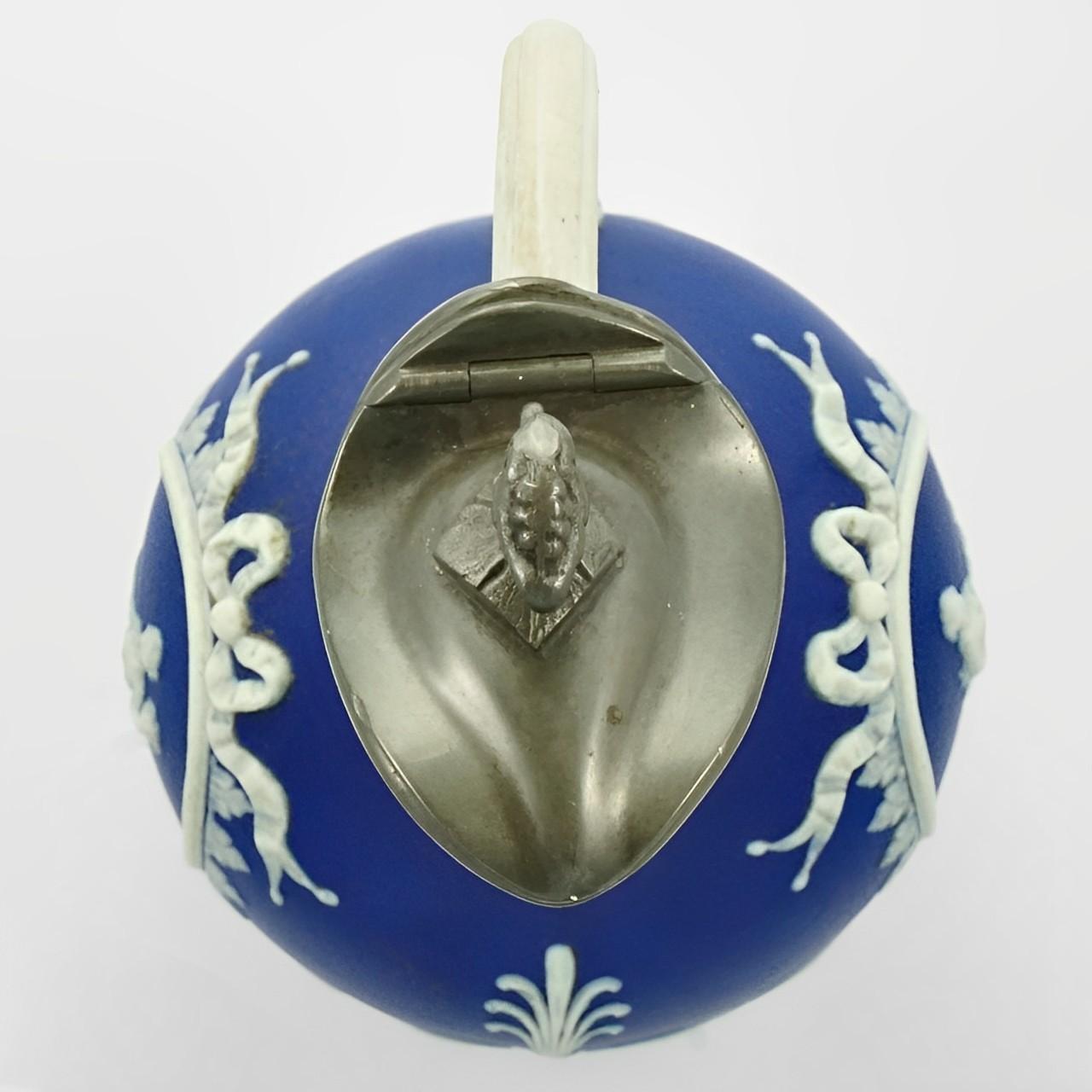 Antiker viktorianischer dunkel-kobaltblauer Jaspisgeschirr-Krug mit Zinn-Deckel (Porzellan) im Angebot