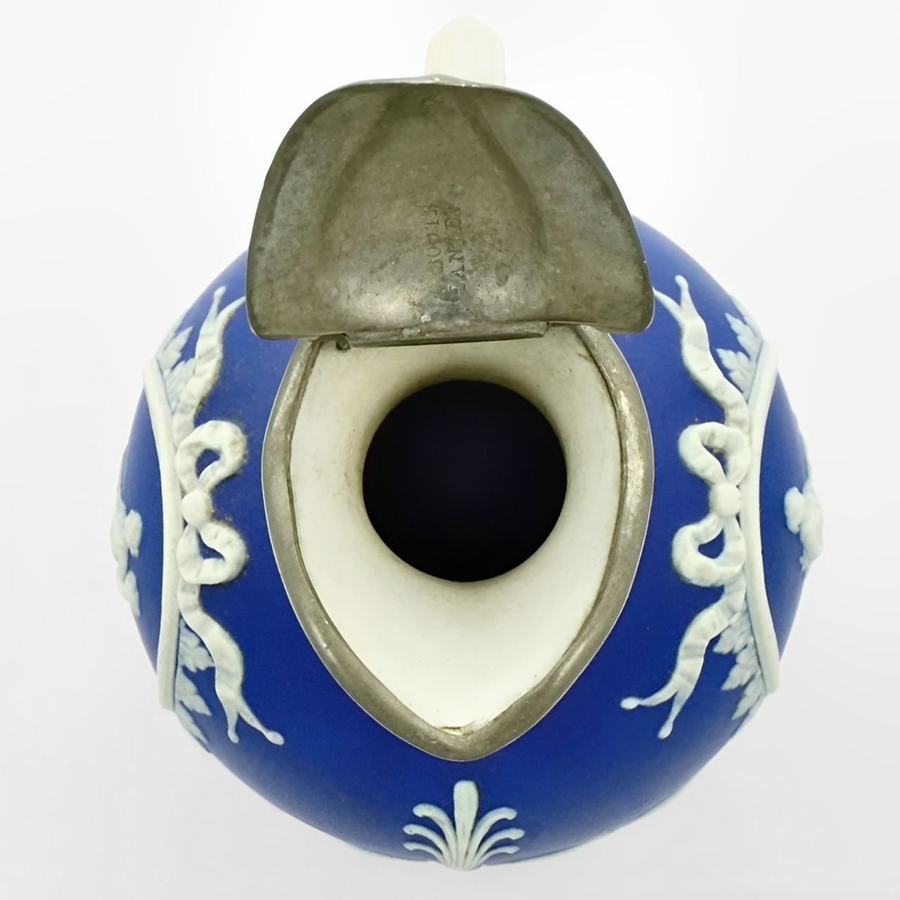Antiker viktorianischer dunkel-kobaltblauer Jaspisgeschirr-Krug mit Zinn-Deckel im Angebot 1