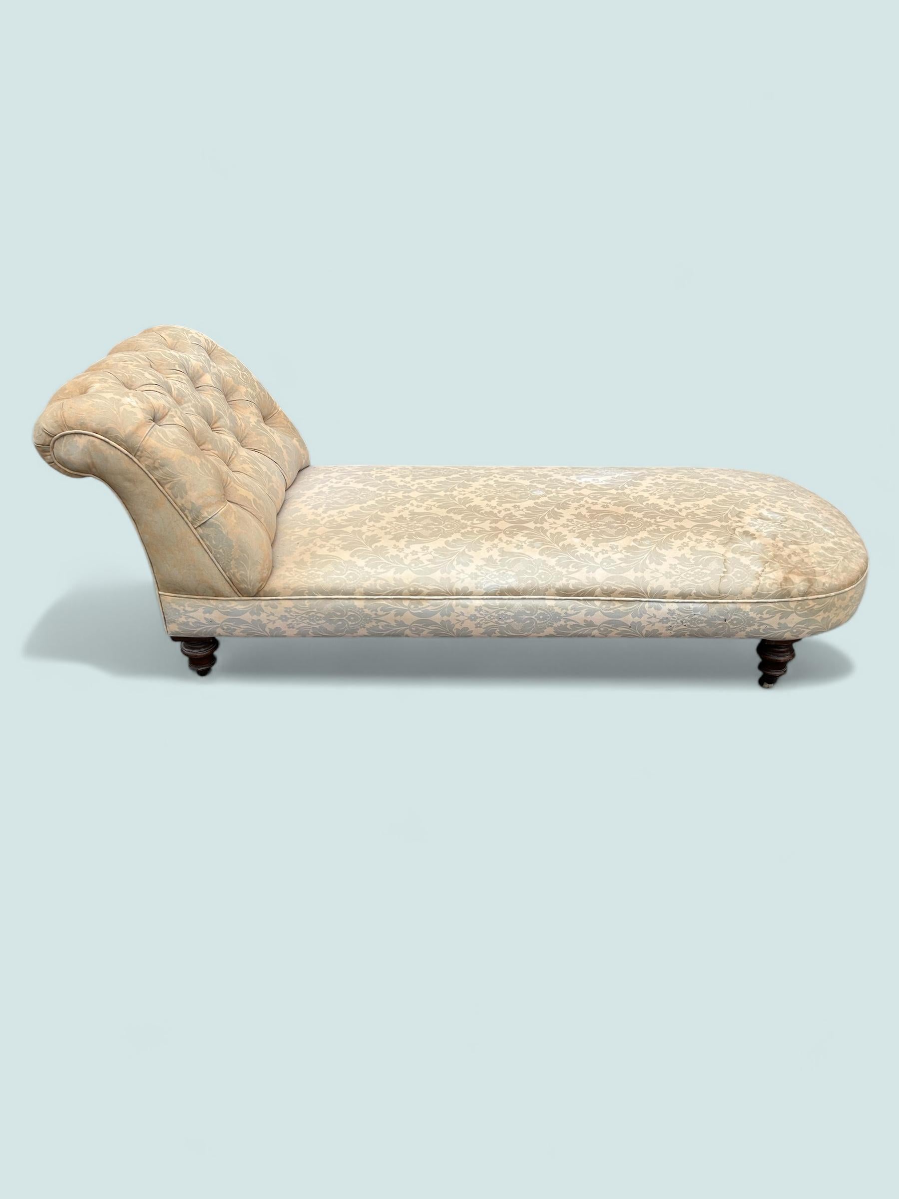 Ancien lit de jour victorien à la manière de Holland & sons avec un dossier à boutons et de bonne taille reposant sur de fins pieds tournés se terminant par des roulettes en céramique, nécessitera une restauration.