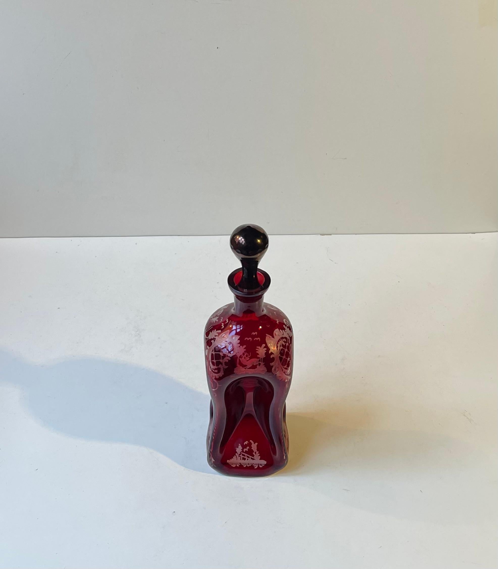 Englischer Dekanter aus handgraviertem, tiefrotem Rubinglas. Feine Details und Qualität insgesamt. Hergestellt in England, ca. 1850-1890. Gepflegt und sauber. 

Abmessungen: H: 26 cm (mit Stopfen) , B/T: 8,5/8,5 cm. Fassungsvermögen: ca. 0,7 Liter.