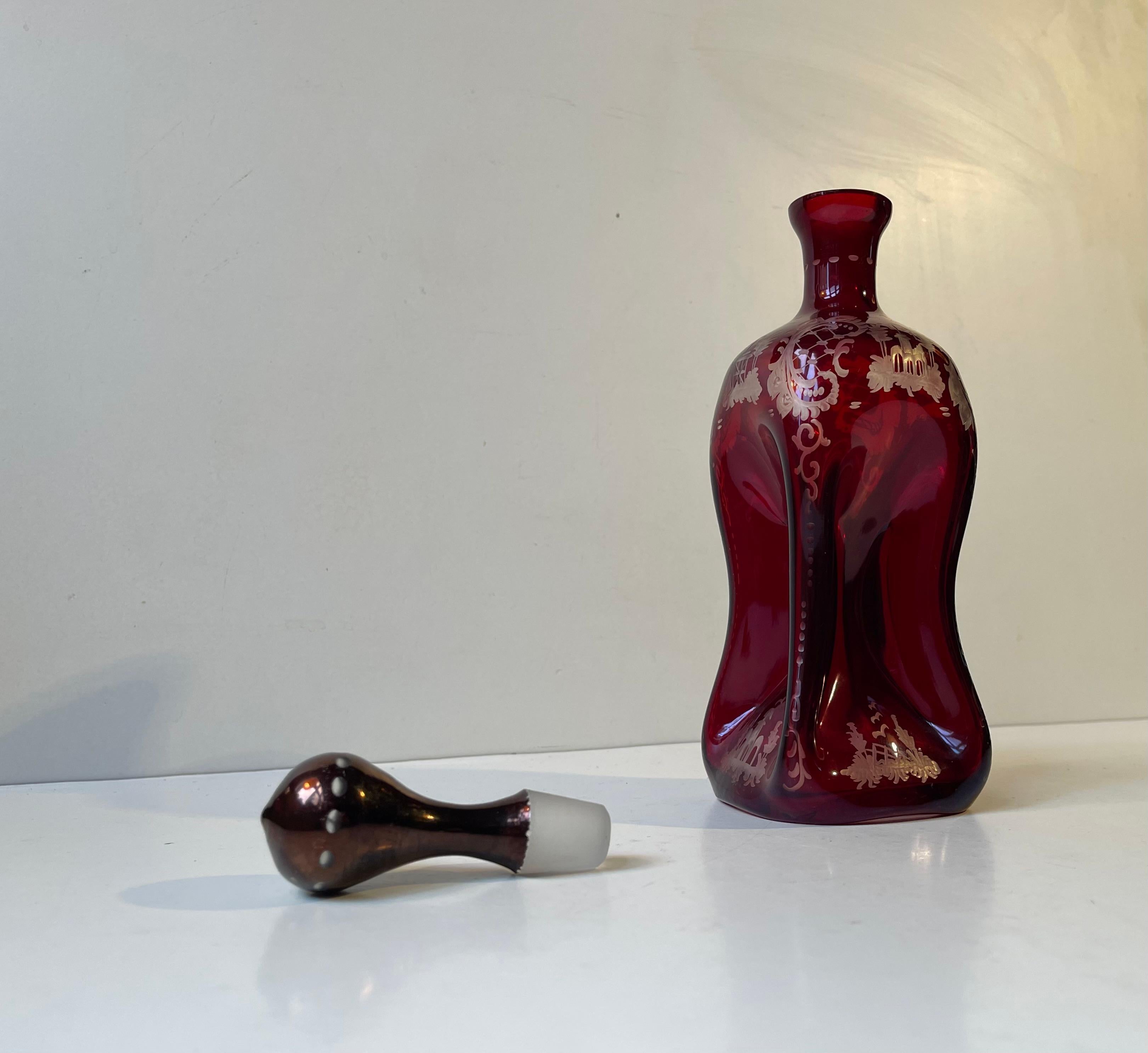 Antiker viktorianischer Dekanter aus graviertem Rubinglas, 19. Jahrhundert (Viktorianisch) im Angebot