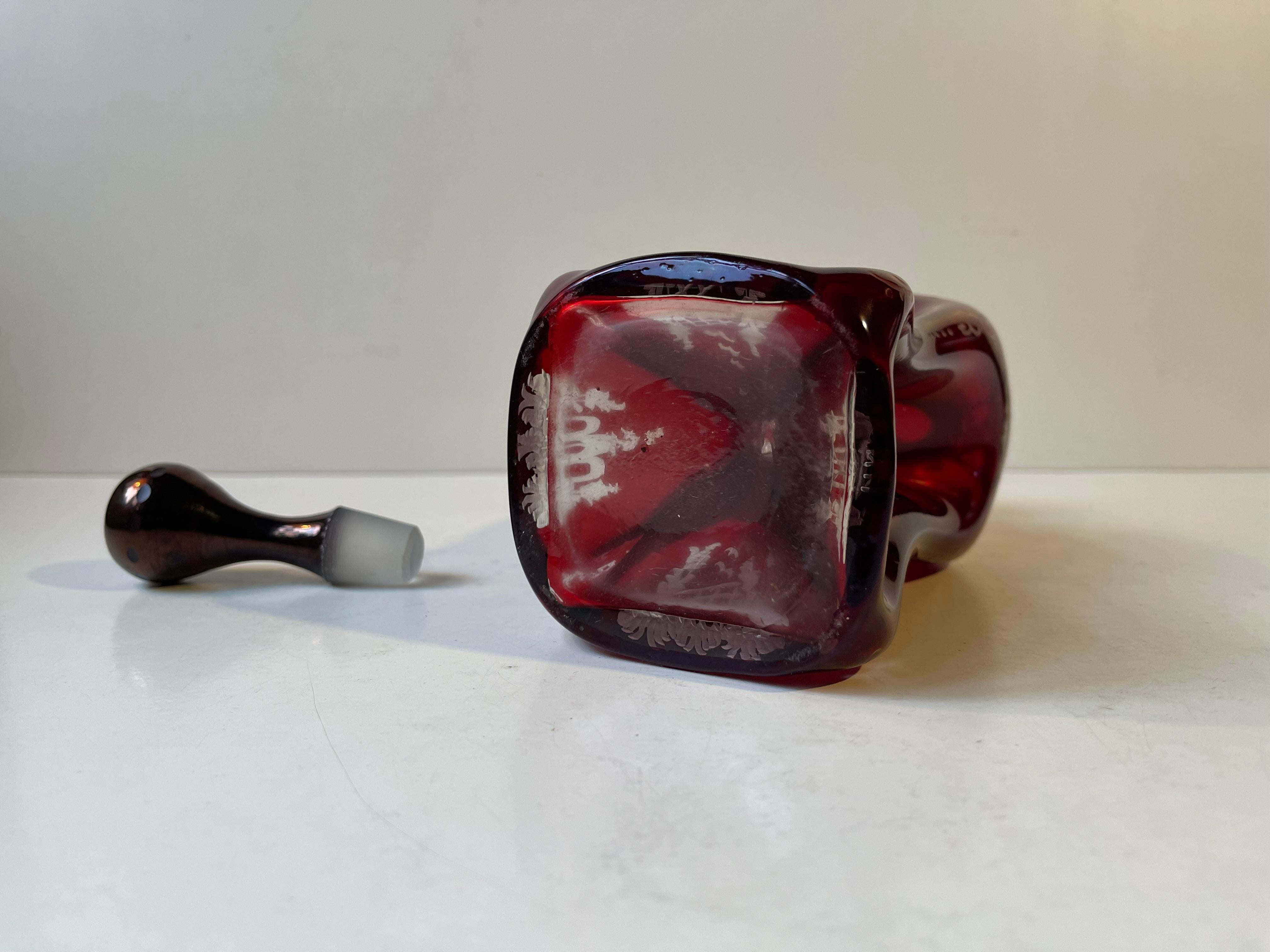 Antiker viktorianischer Dekanter aus graviertem Rubinglas, 19. Jahrhundert (Englisch) im Angebot