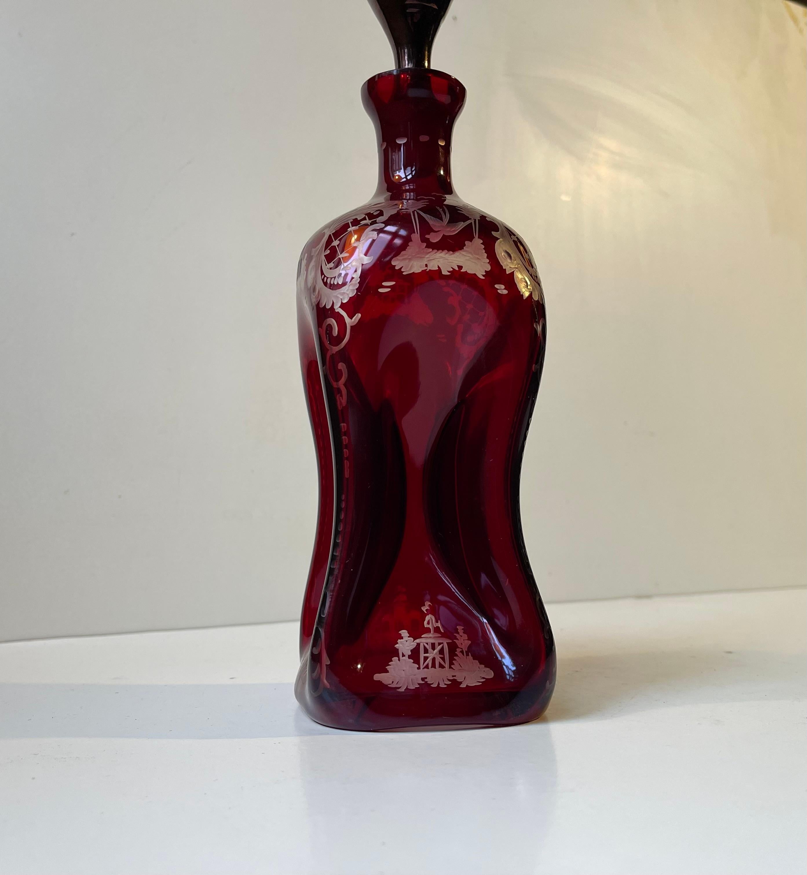 Antiker viktorianischer Dekanter aus graviertem Rubinglas, 19. Jahrhundert (Graviert) im Angebot