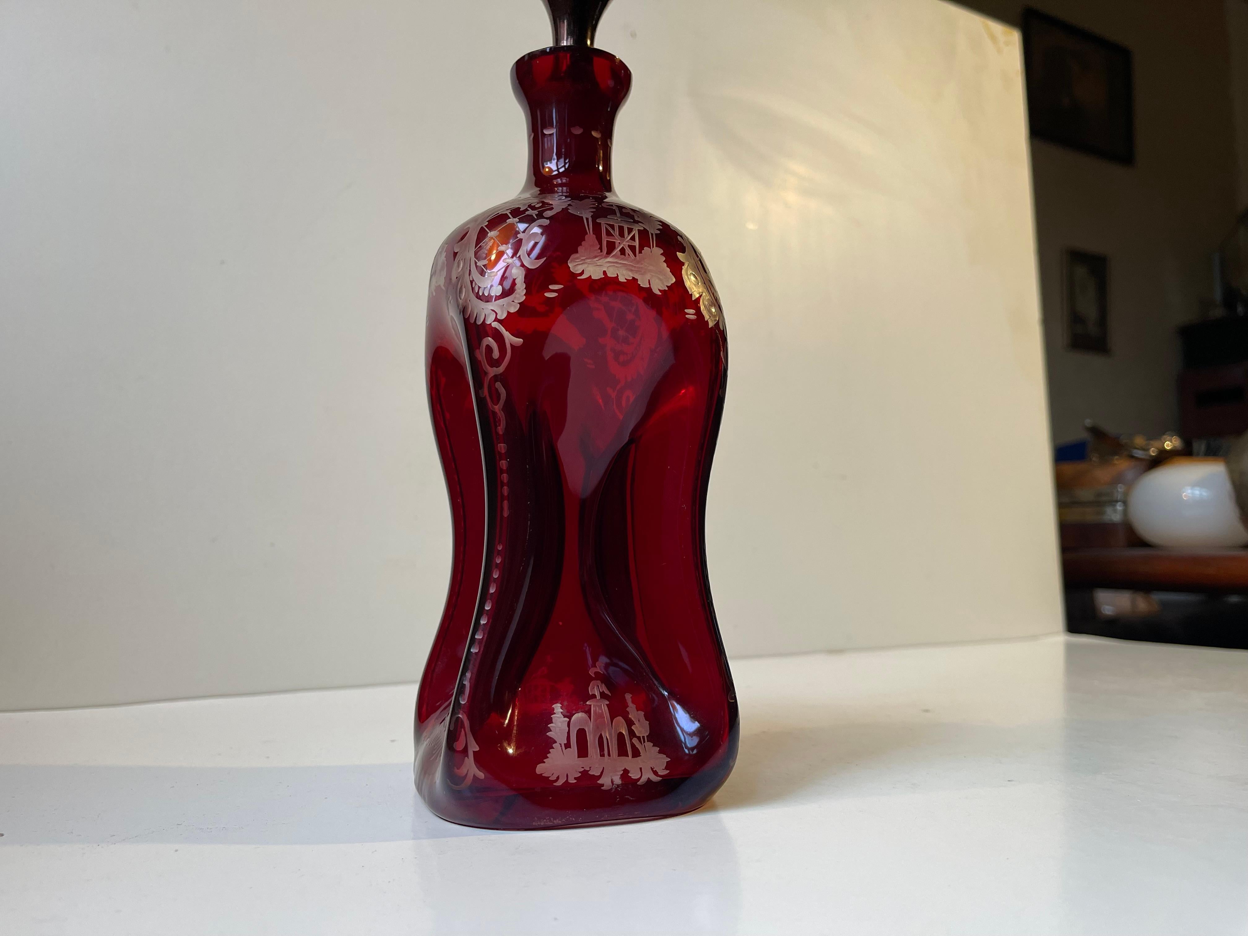 Antiker viktorianischer Dekanter aus graviertem Rubinglas, 19. Jahrhundert (Geblasenes Glas) im Angebot