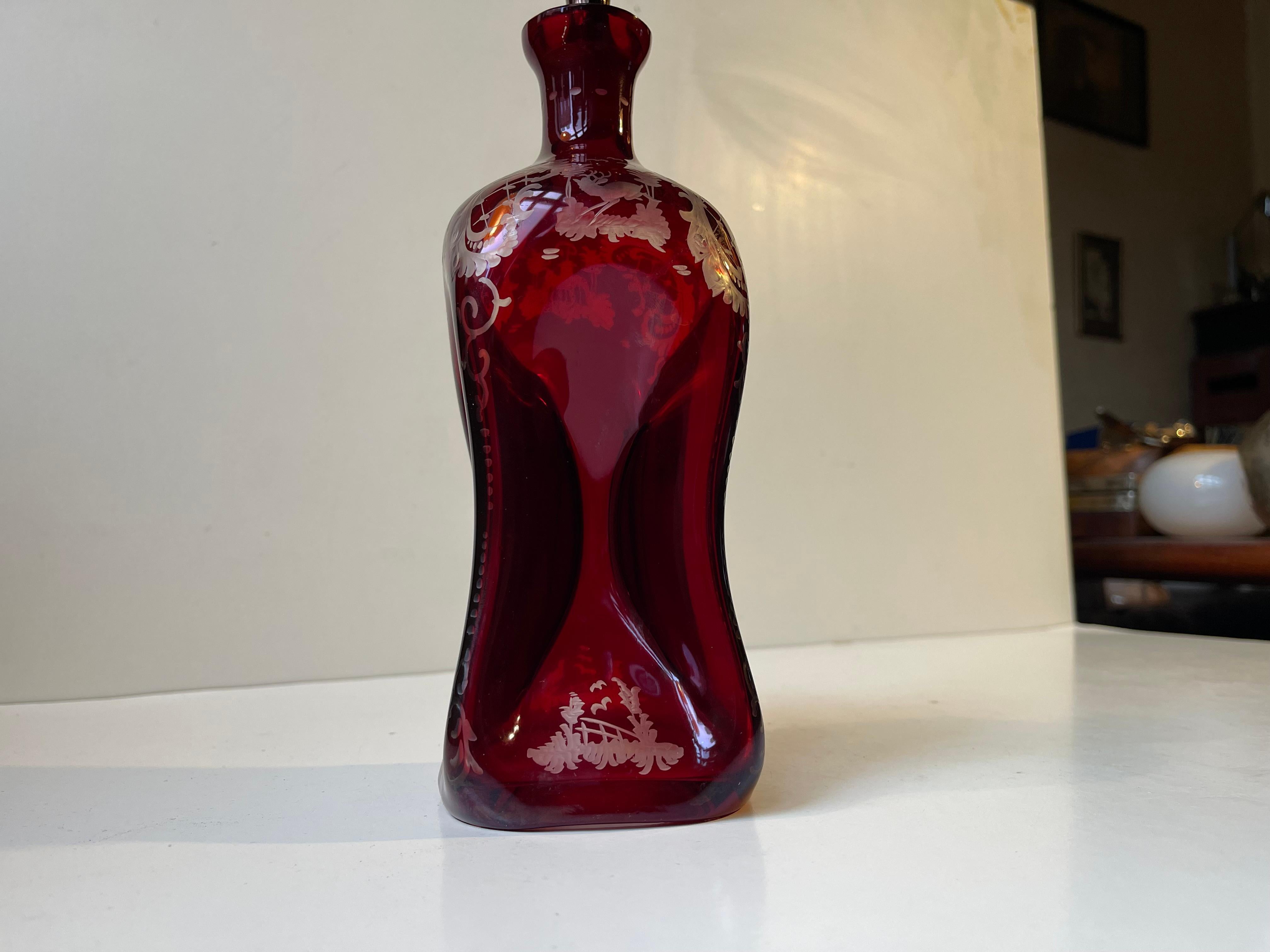 Antiker viktorianischer Dekanter aus graviertem Rubinglas, 19. Jahrhundert im Angebot 1