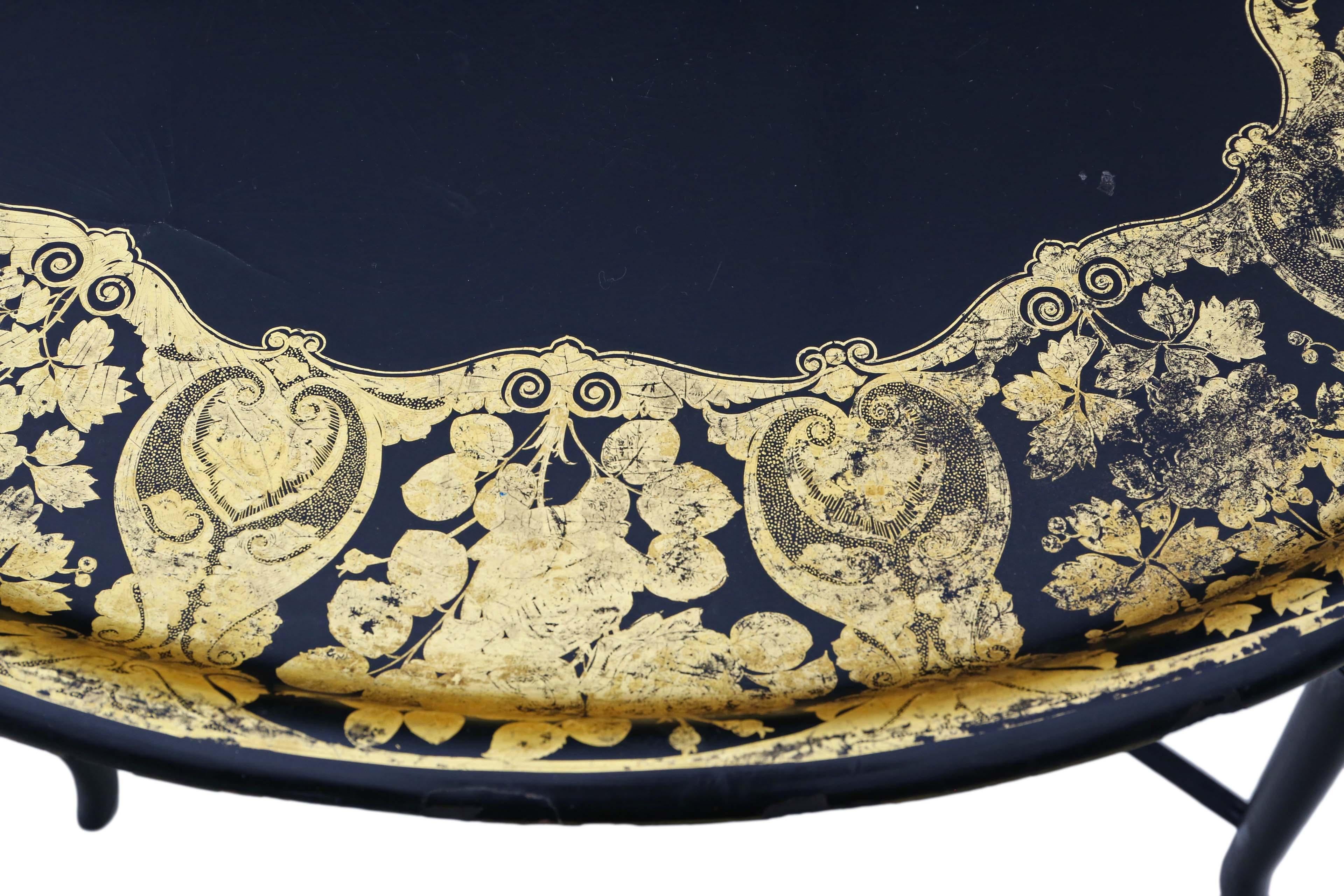 Mesa de centro antigua victoriana decorada con bandeja de laca negra sobre pie en venta 4