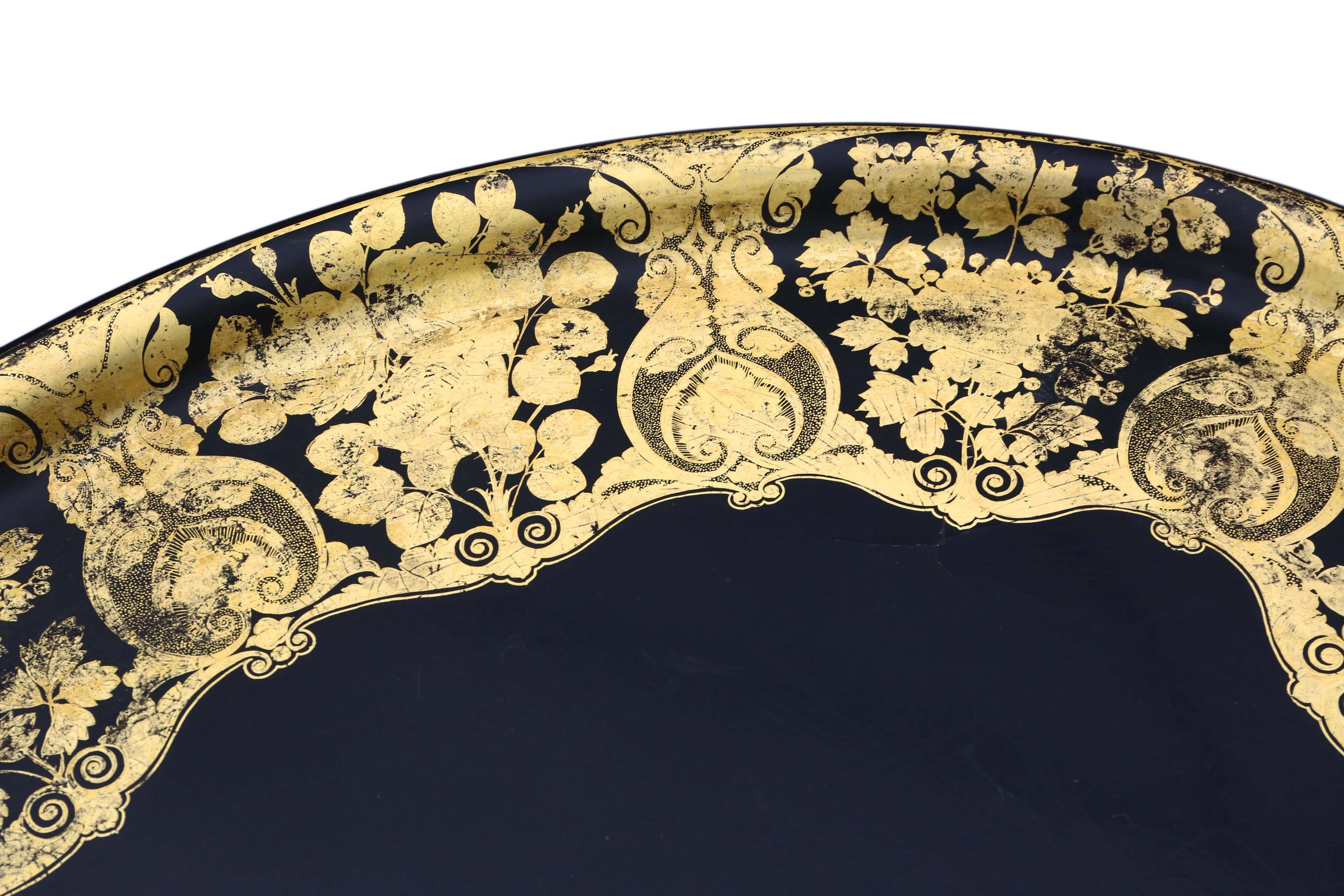 Mesa de centro antigua victoriana decorada con bandeja de laca negra sobre pie en venta 5