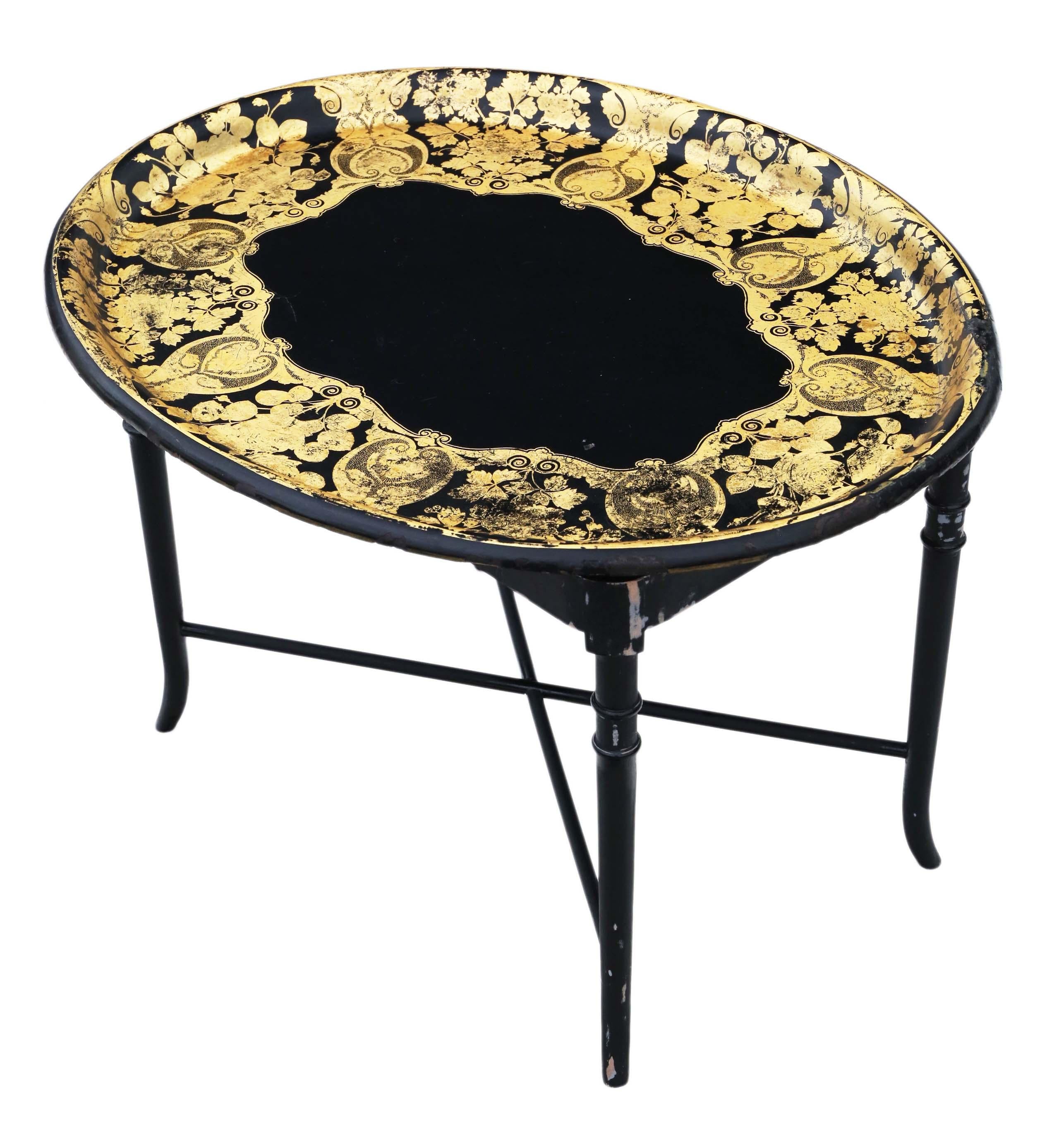 Victorien Ancienne table basse victorienne décorée avec plateau en laque noire sur pied en vente