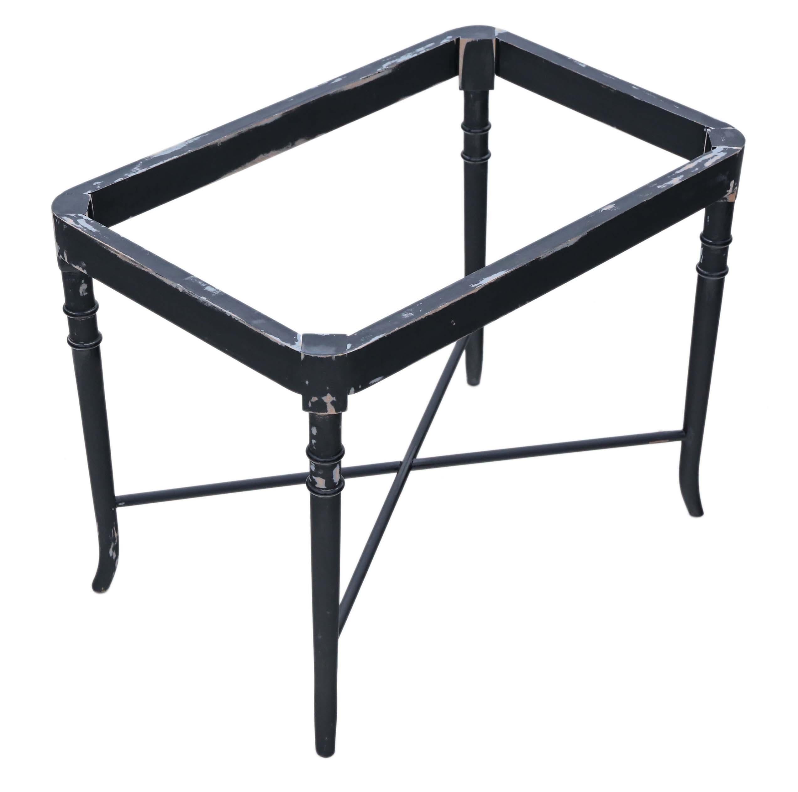 Mesa de centro antigua victoriana decorada con bandeja de laca negra sobre pie Fines del siglo XIX en venta