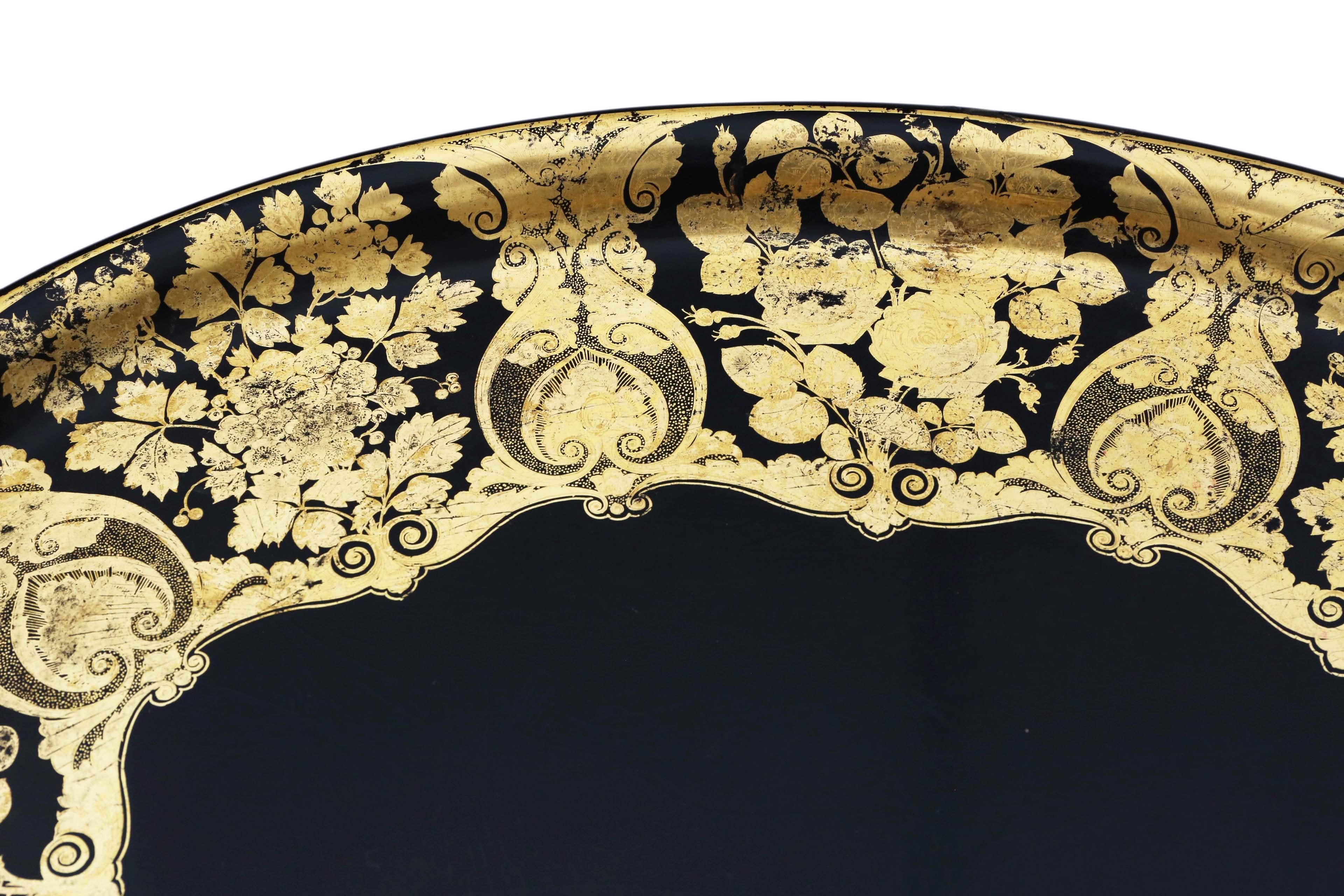 Mesa de centro antigua victoriana decorada con bandeja de laca negra sobre pie en venta 1
