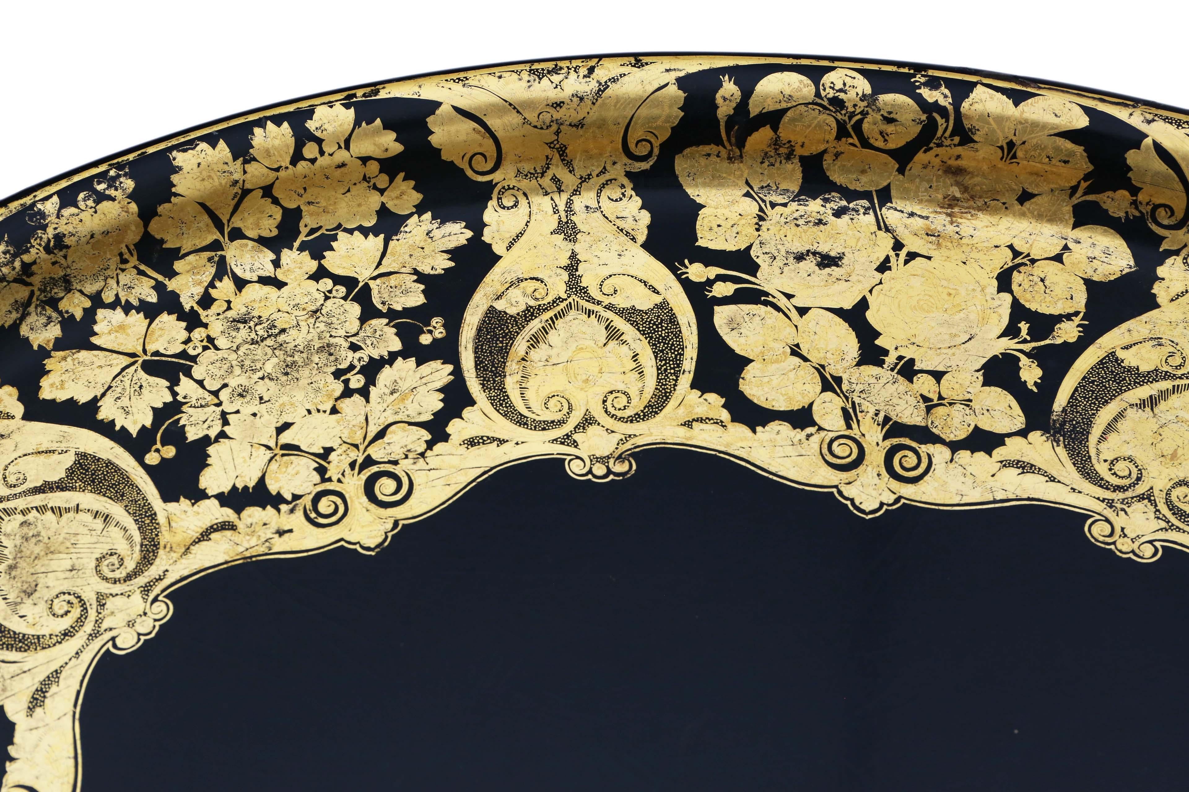 Mesa de centro antigua victoriana decorada con bandeja de laca negra sobre pie en venta 2