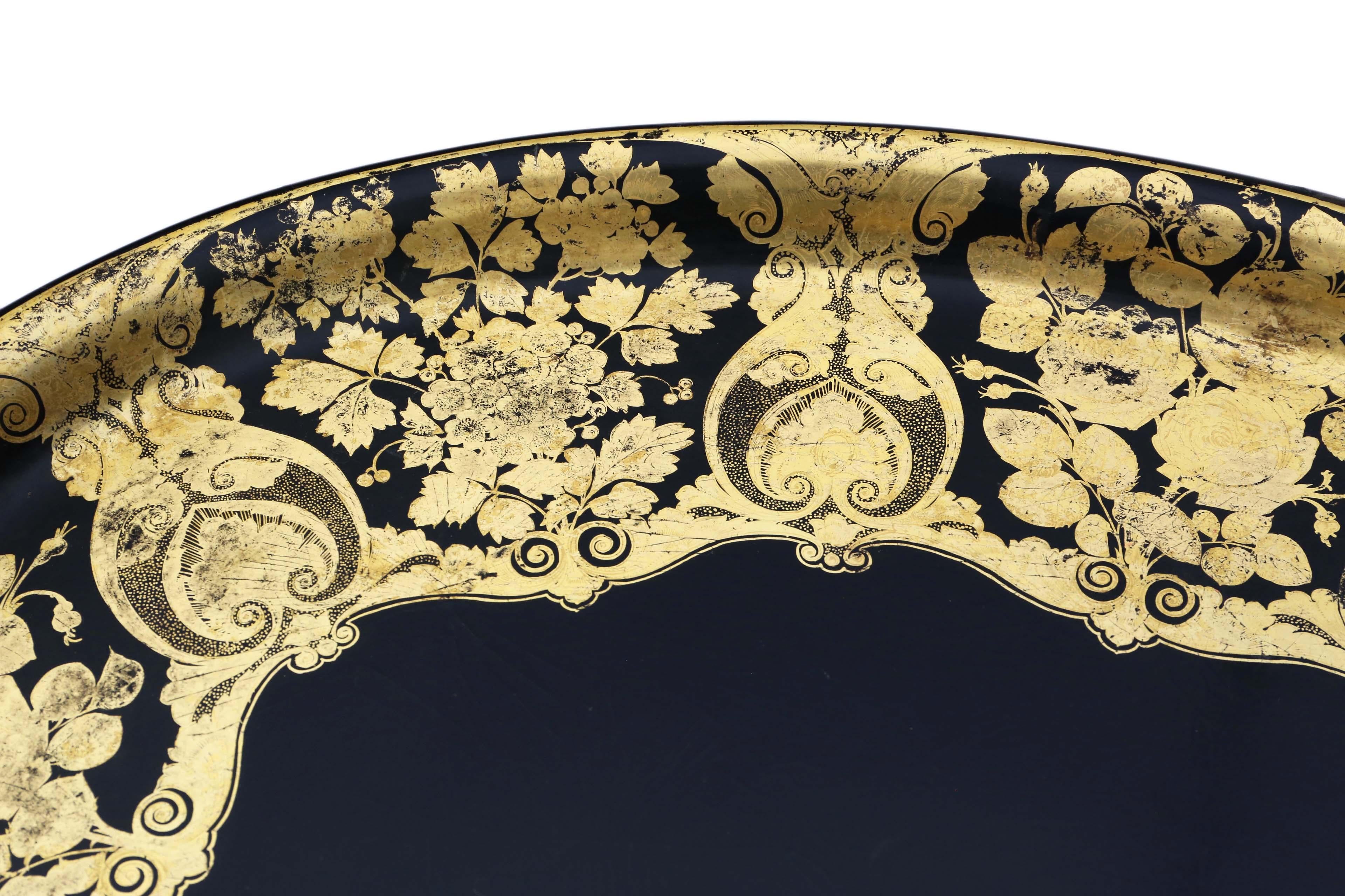 Mesa de centro antigua victoriana decorada con bandeja de laca negra sobre pie en venta 3