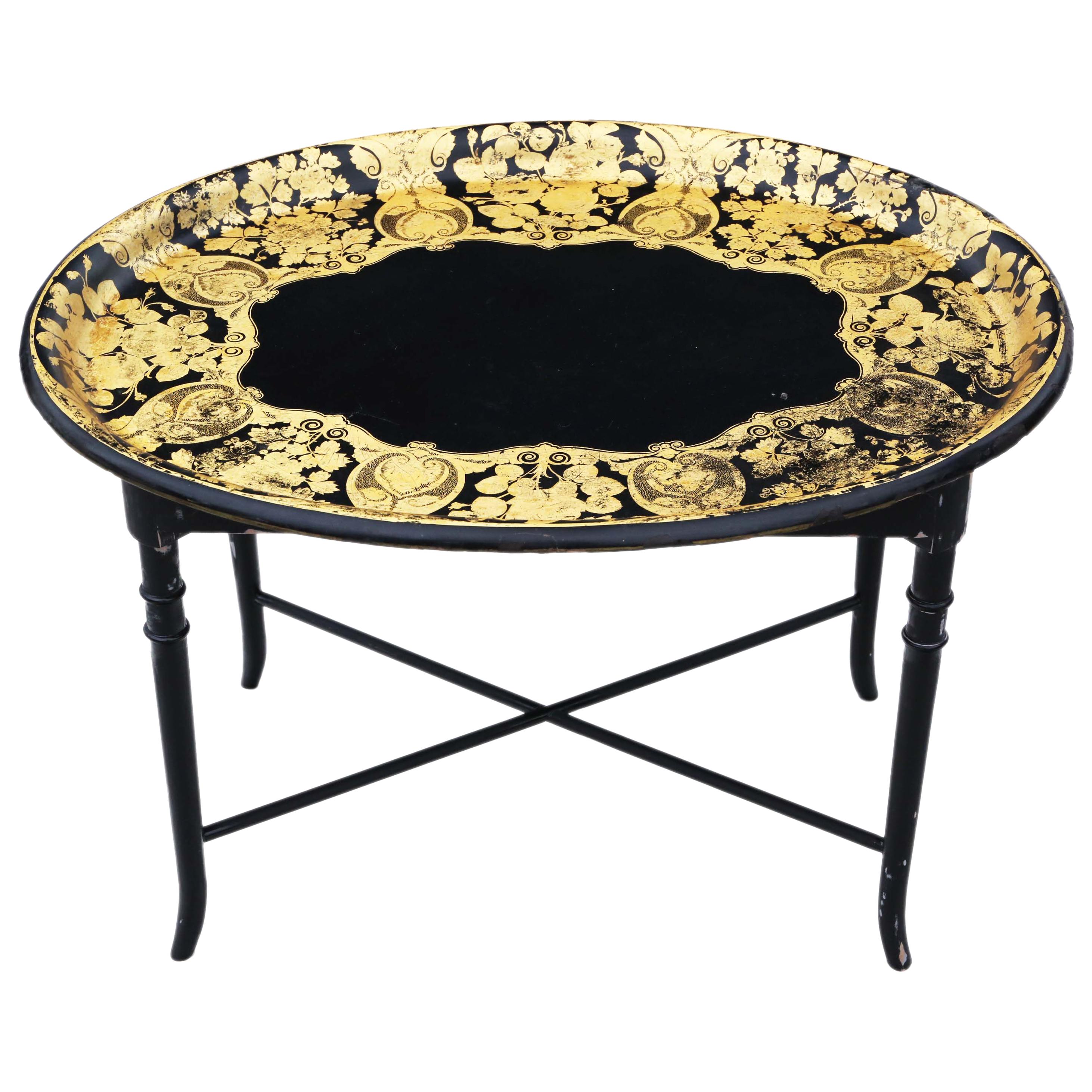 Ancienne table basse victorienne décorée avec plateau en laque noire sur pied