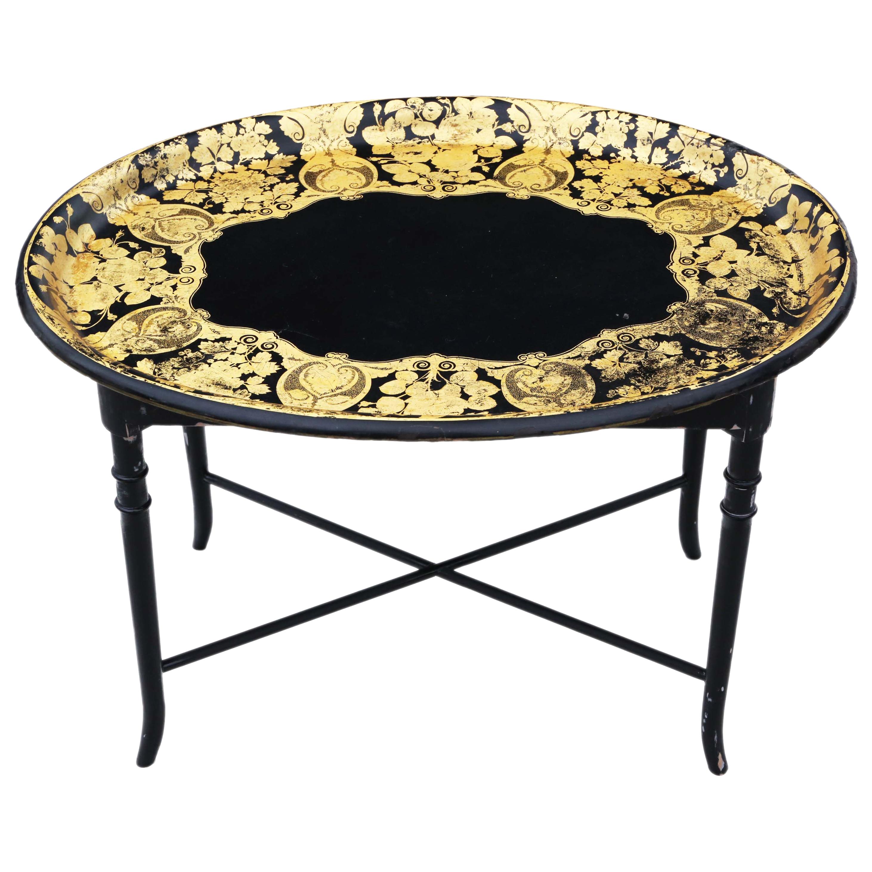 Mesa de centro antigua victoriana decorada con bandeja de laca negra sobre pie en venta
