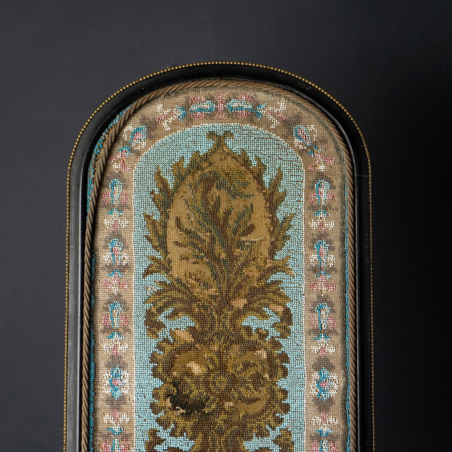 Victorien Trivet / plateau à thé décoratif victorien ancien en verre perlé, vers 1880 en vente