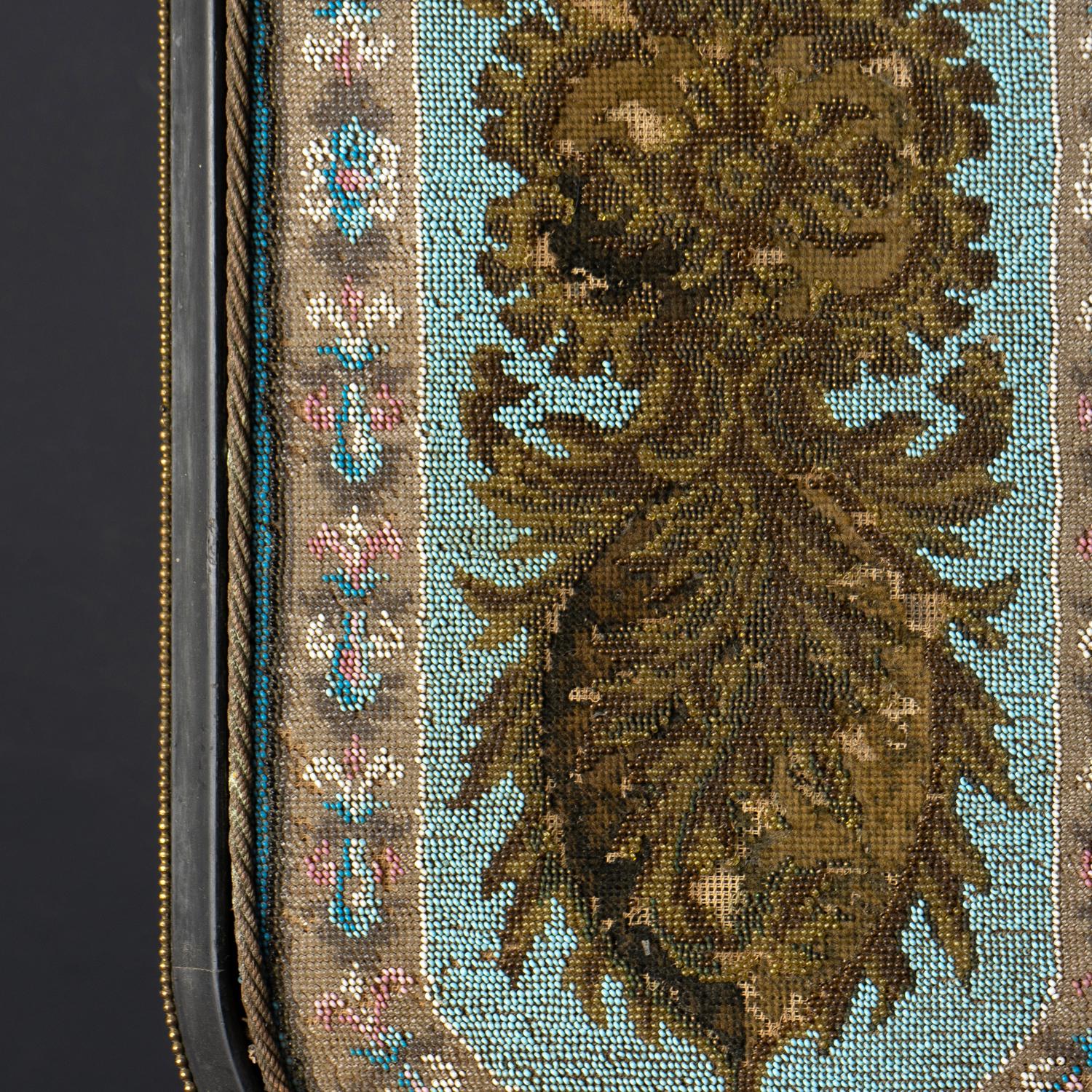 italien Trivet / plateau à thé décoratif victorien ancien en verre perlé, vers 1880 en vente