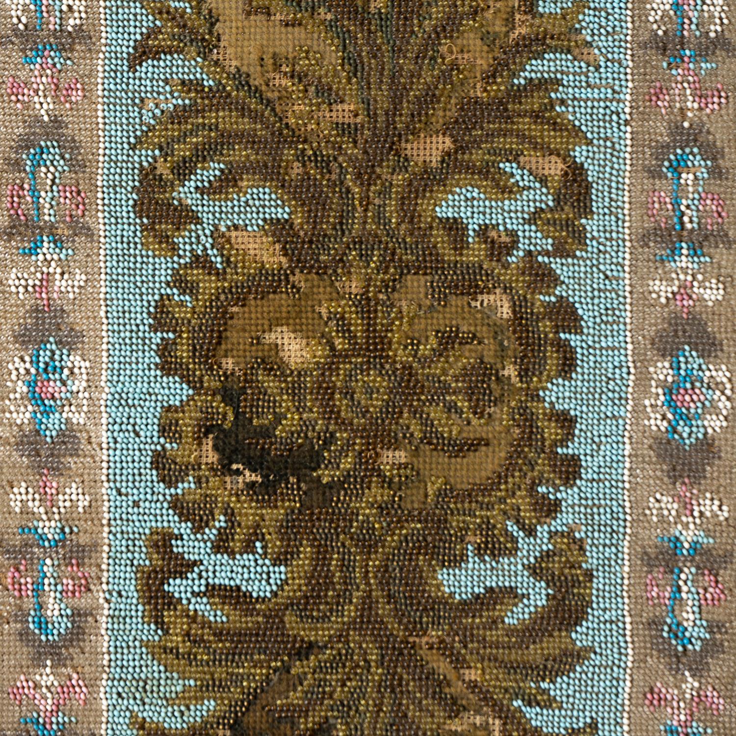 Fait main Trivet / plateau à thé décoratif victorien ancien en verre perlé, vers 1880 en vente