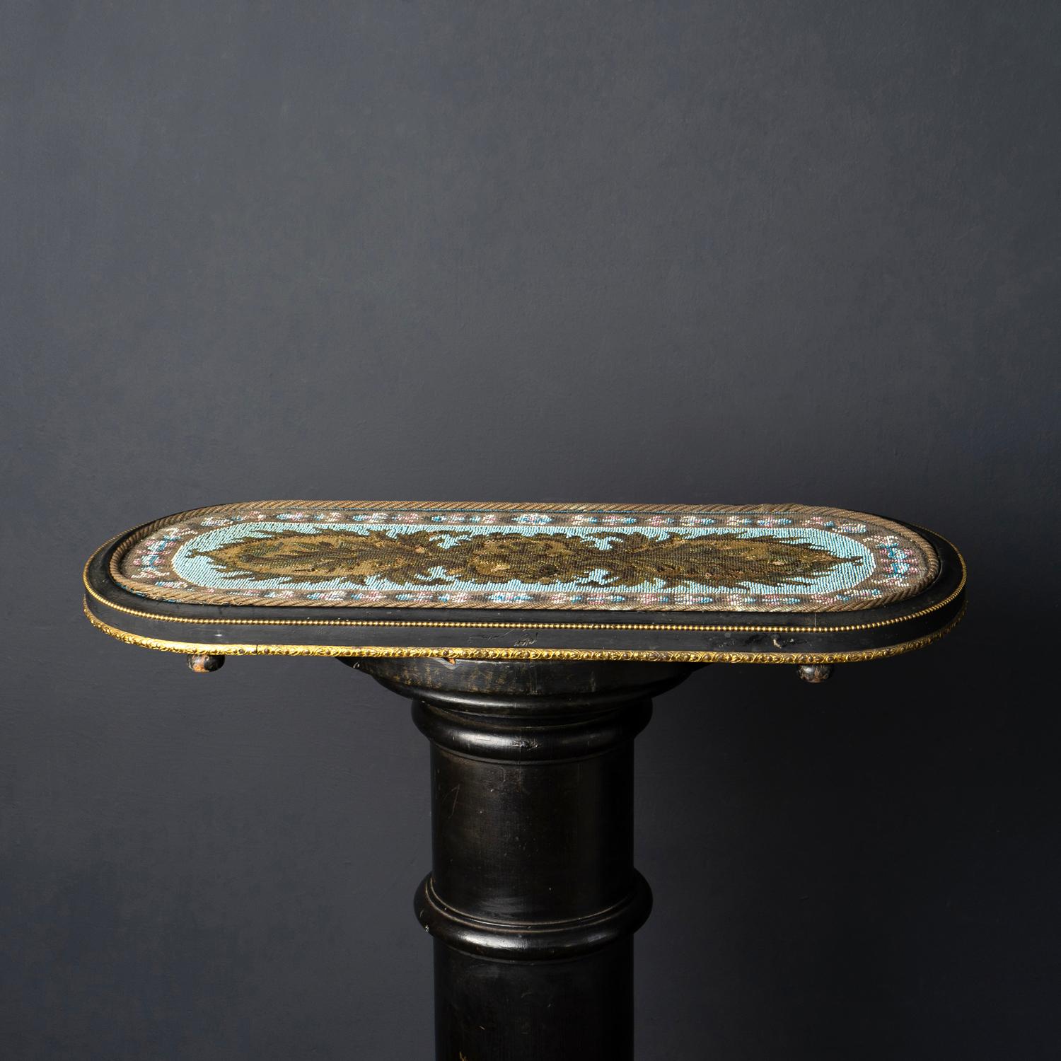 Trivet / plateau à thé décoratif victorien ancien en verre perlé, vers 1880 Bon état - En vente à Bristol, GB