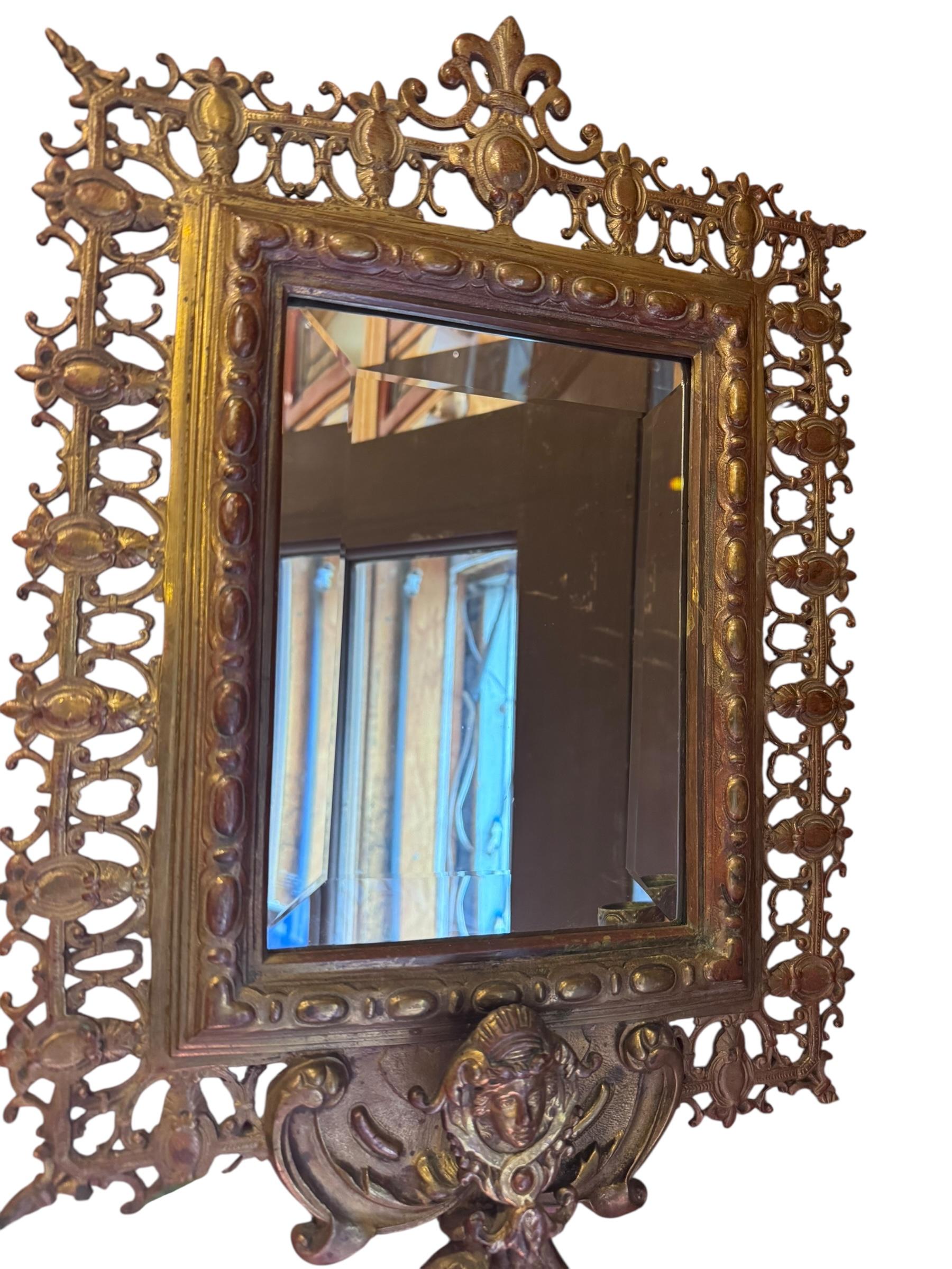 Antique Mirror ornato in stile fantasy vittoriano con specchio smussato In condizioni buone in vendita a Chicago, IL