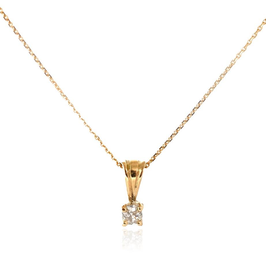 Ce collier victorien ancien en or 18 ct avec diamants est une pièce intemporelle d'une élégance discrète. Le diamant solitaire antique, d'un poids approximatif de 0,15 carat, est de taille européenne ancienne, célèbre pour son éclat unique et son