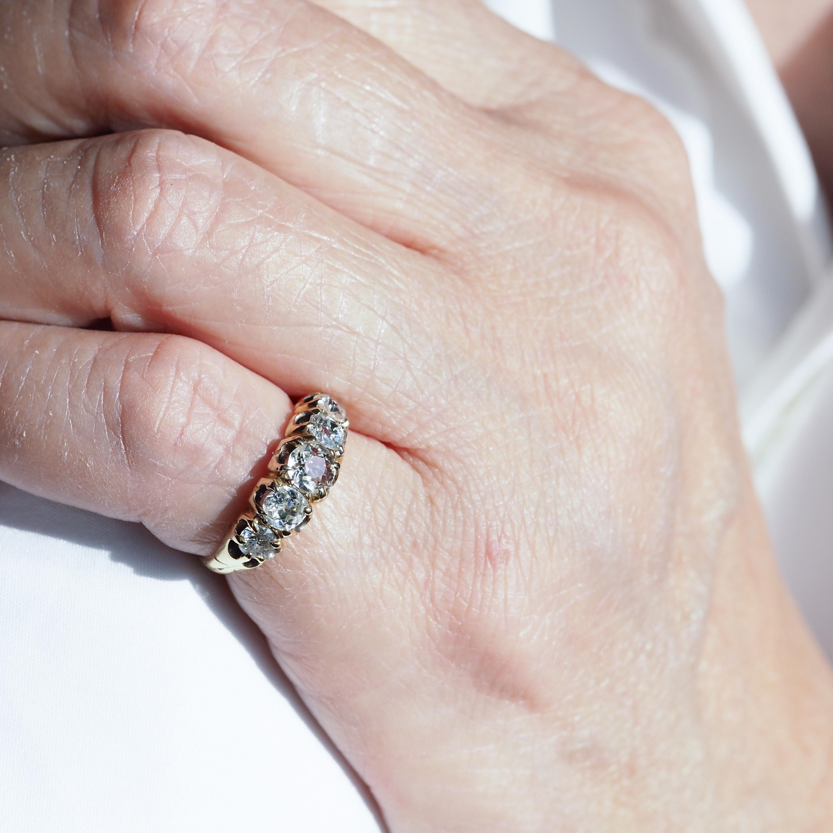 Antiker viktorianischer Diamantring mit 5 Steinen 18K Gold c.1890 im Angebot 11